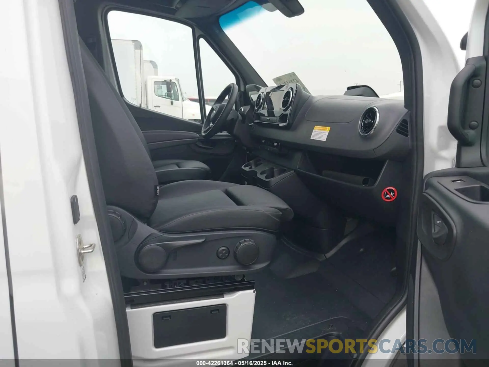 5 Photograph of a damaged car W1Y4KBHY7SP761633 MERCEDES-BENZ SPRINTER 2500 2025