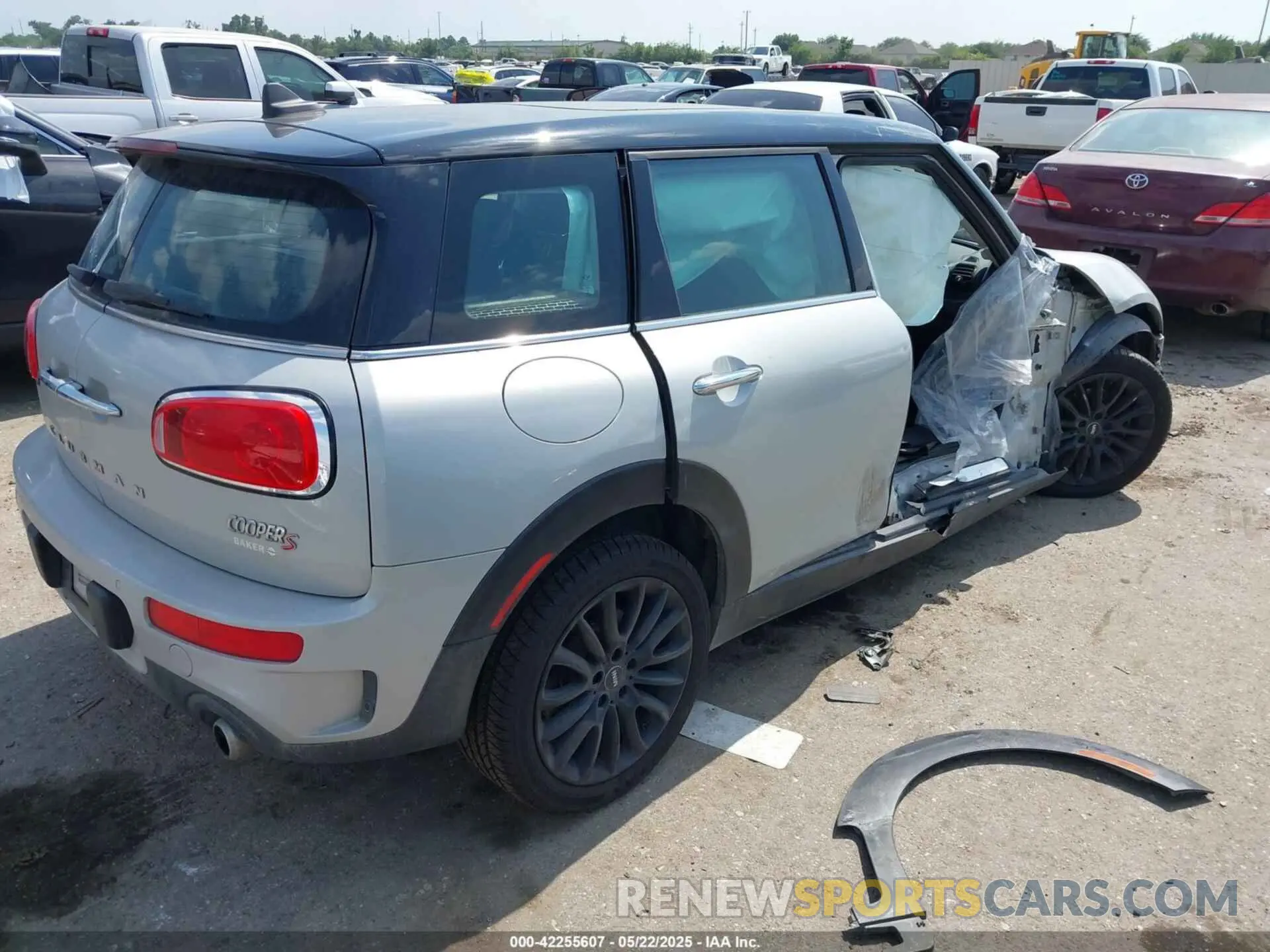 4 Photograph of a damaged car WMWLN9C54K2E52051 MINI CLUBMAN 2019