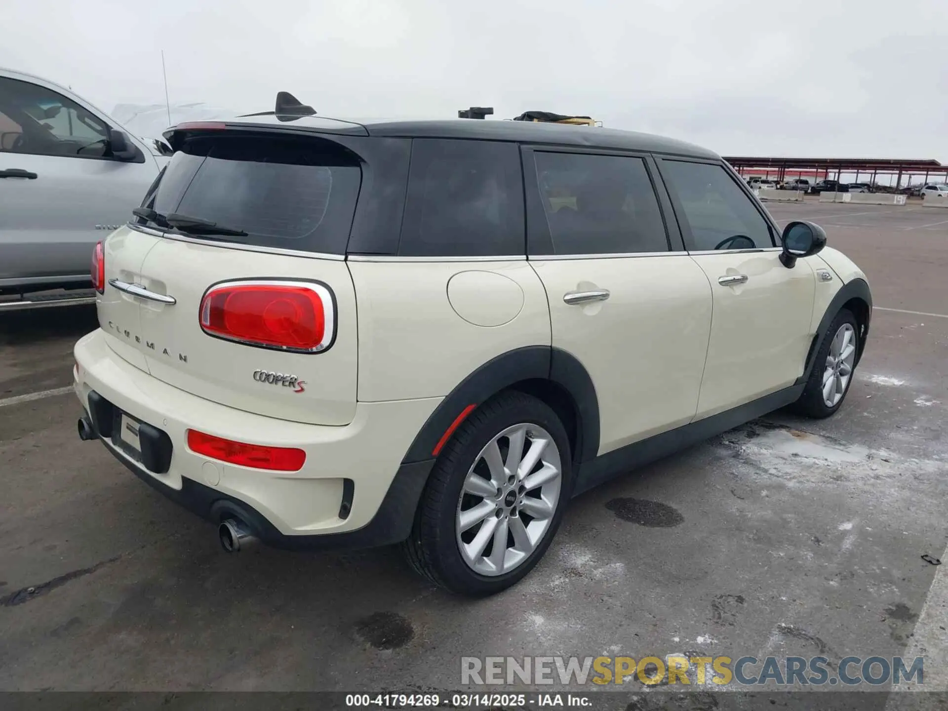 4 Photograph of a damaged car WMWLN9C55K2E51698 MINI CLUBMAN 2019