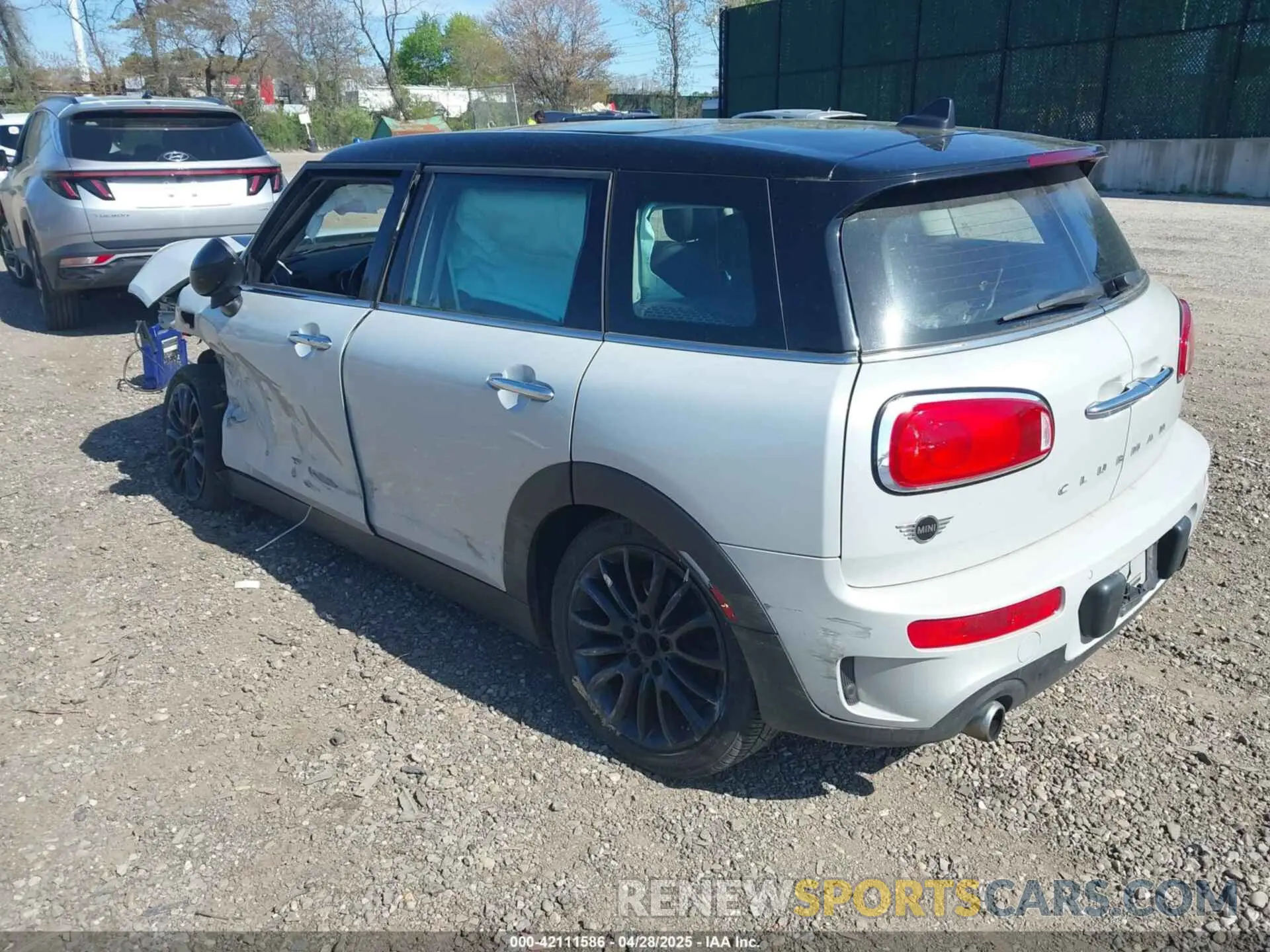 3 Photograph of a damaged car WMWLN9C57K2H60248 MINI CLUBMAN 2019