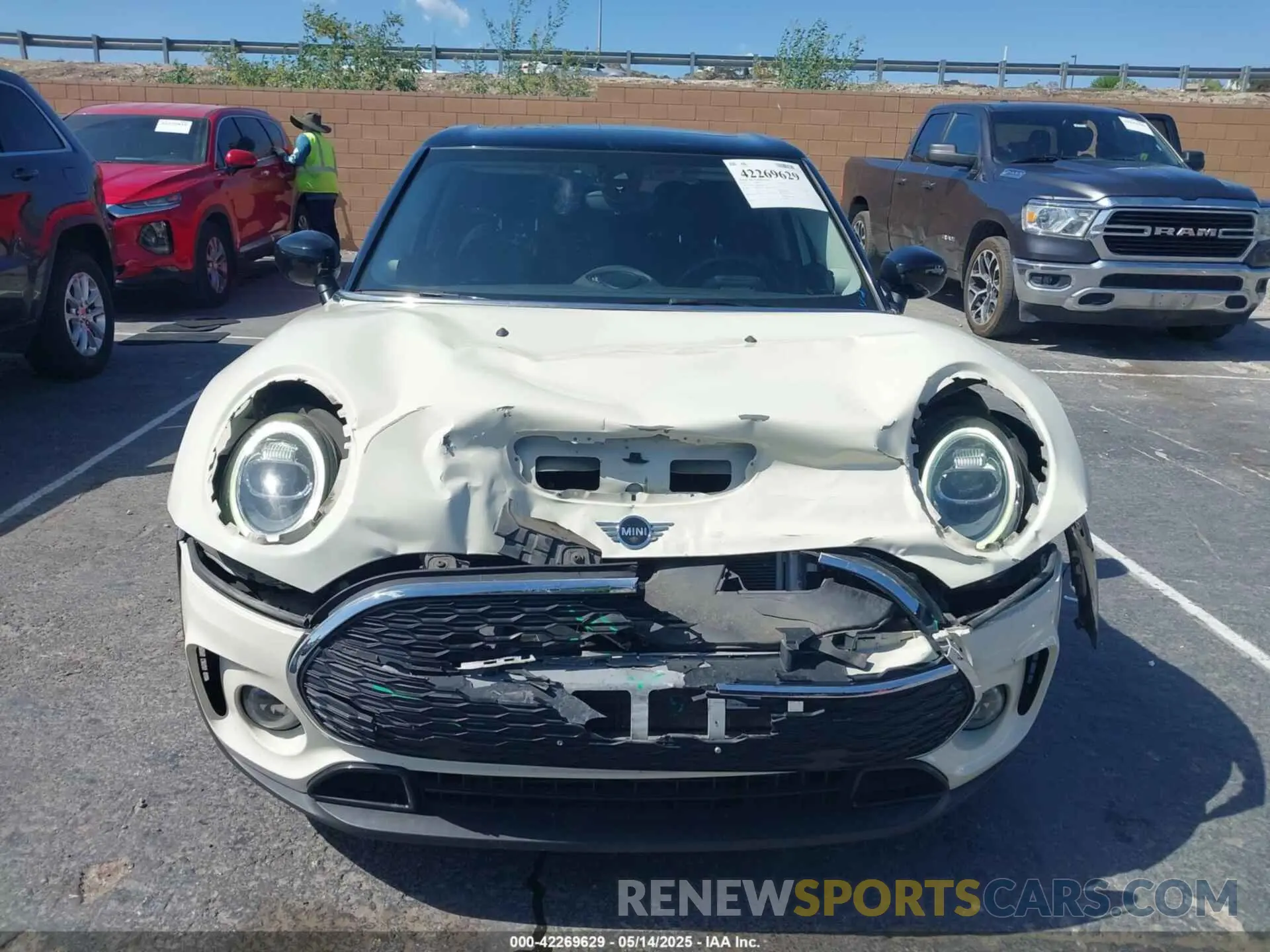 12 Photograph of a damaged car WMWLV7C00M2N48722 MINI CLUBMAN 2021
