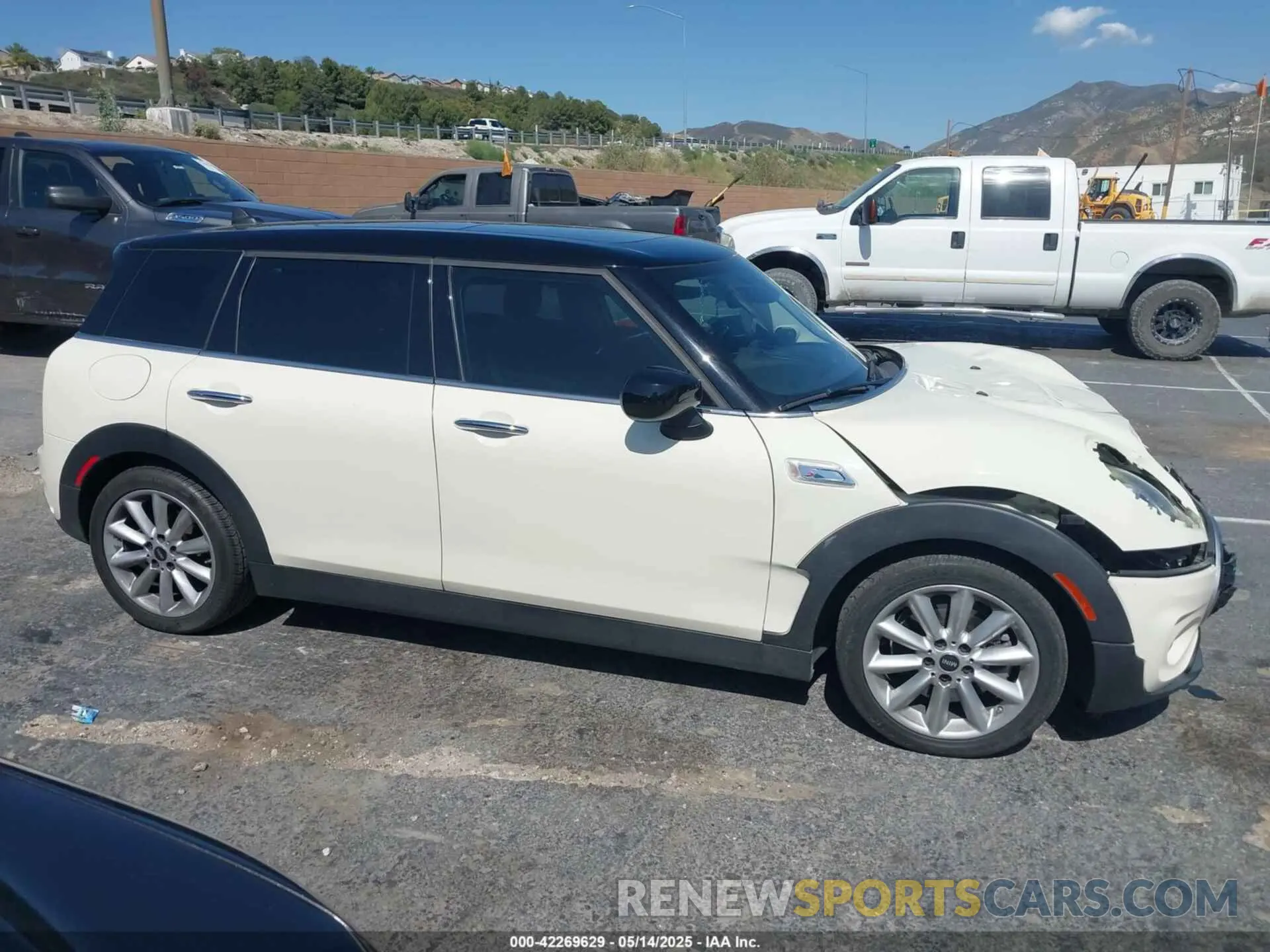 13 Photograph of a damaged car WMWLV7C00M2N48722 MINI CLUBMAN 2021