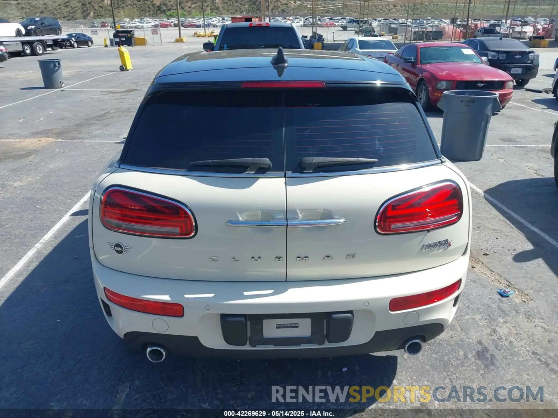 16 Photograph of a damaged car WMWLV7C00M2N48722 MINI CLUBMAN 2021