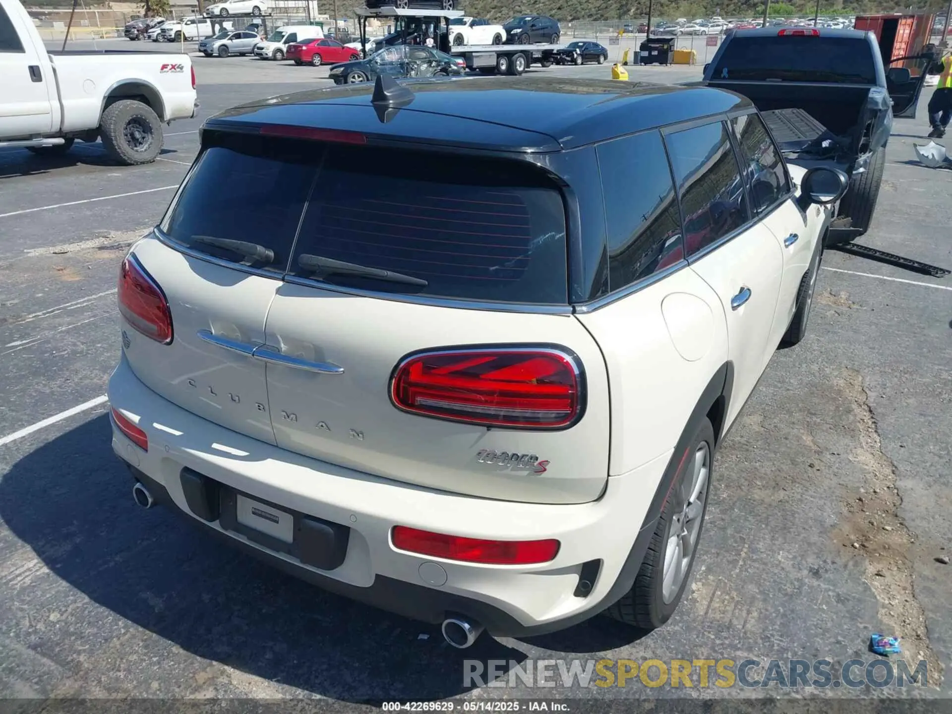 4 Photograph of a damaged car WMWLV7C00M2N48722 MINI CLUBMAN 2021