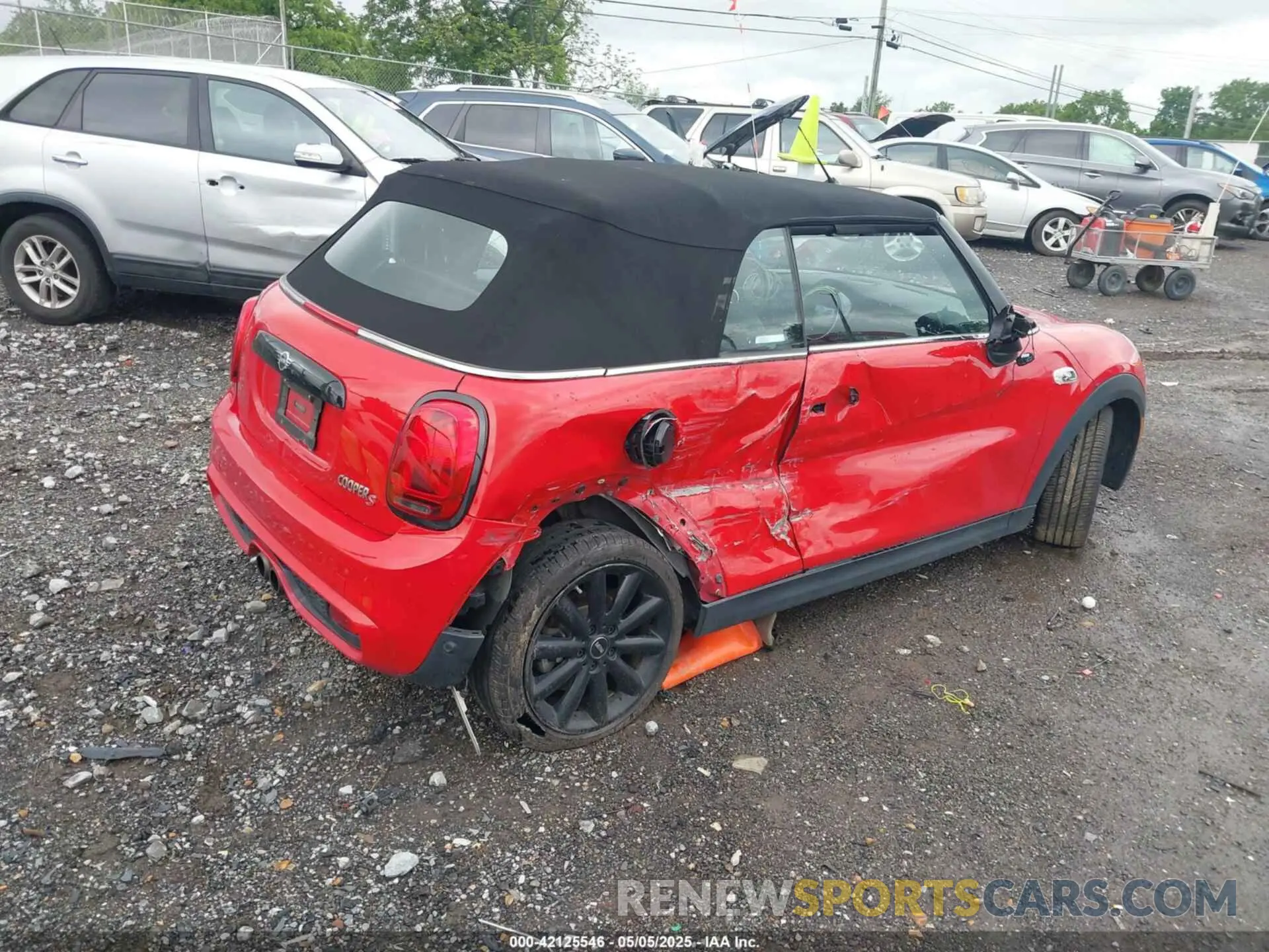 4 Photograph of a damaged car WMWWG9C51K3E39565 MINI CONVERTIBLE 2019