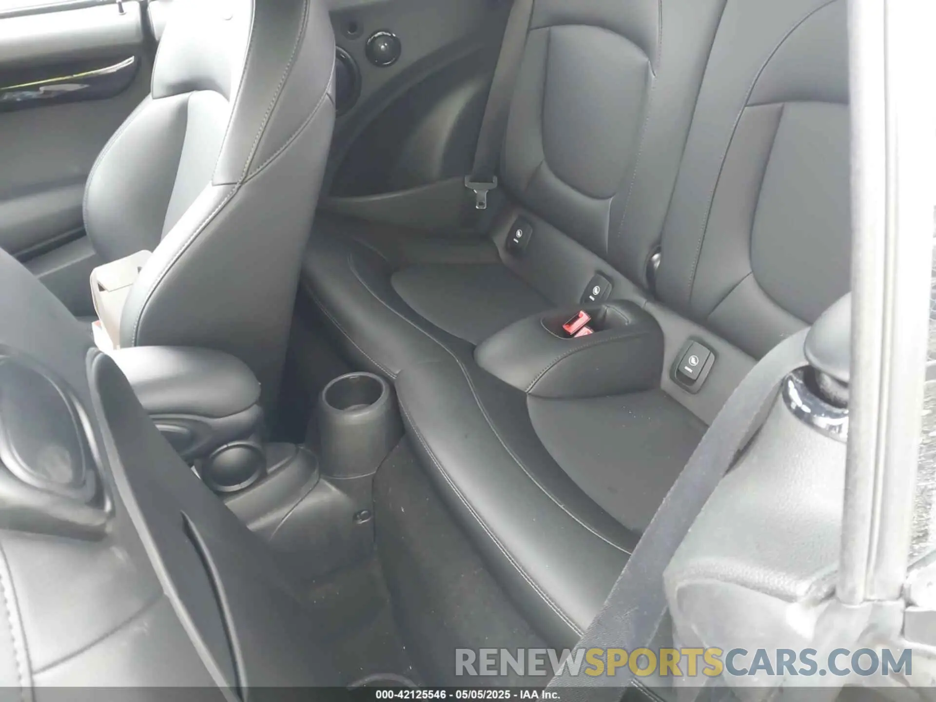 8 Photograph of a damaged car WMWWG9C51K3E39565 MINI CONVERTIBLE 2019
