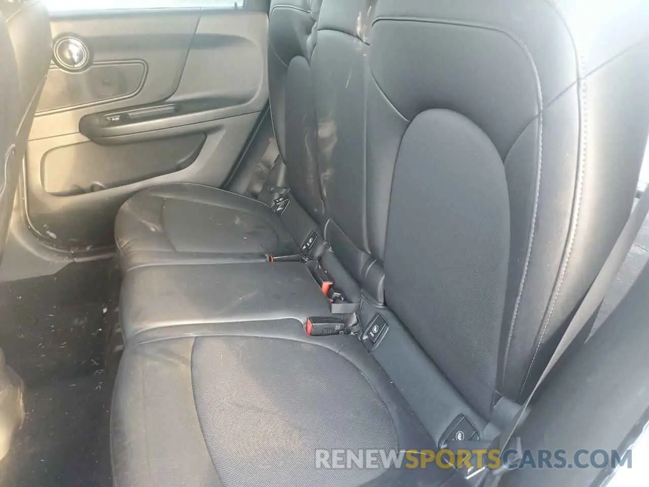 10 Photograph of a damaged car WMZYS7C59K3F45924 MINI COOPER 2019