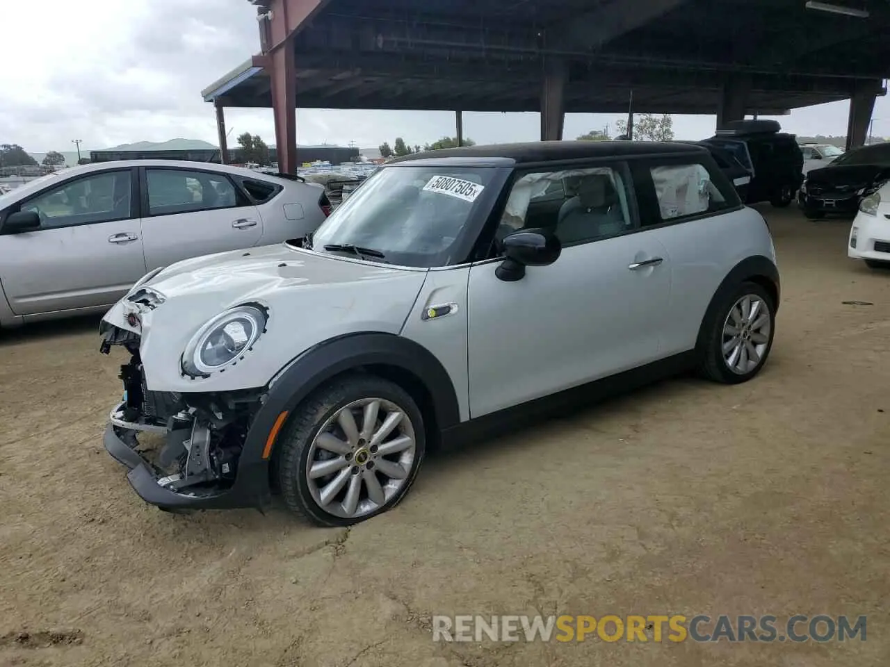 1 Photograph of a damaged car WMWXP3C08M2N53266 MINI COOPER 2021