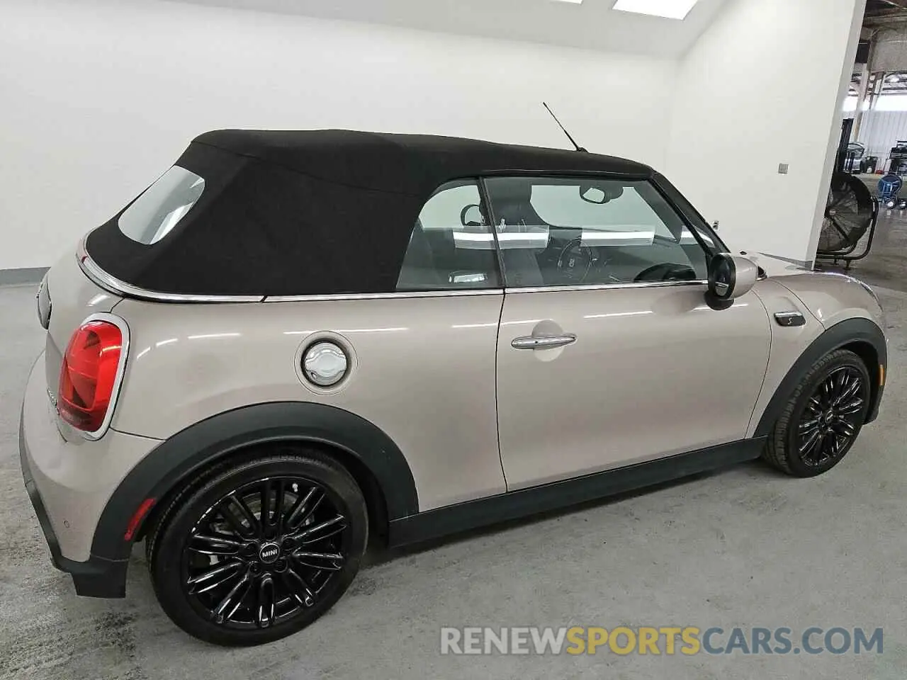 3 Photograph of a damaged car WMW43DL02R3R79718 MINI COOPER 2024