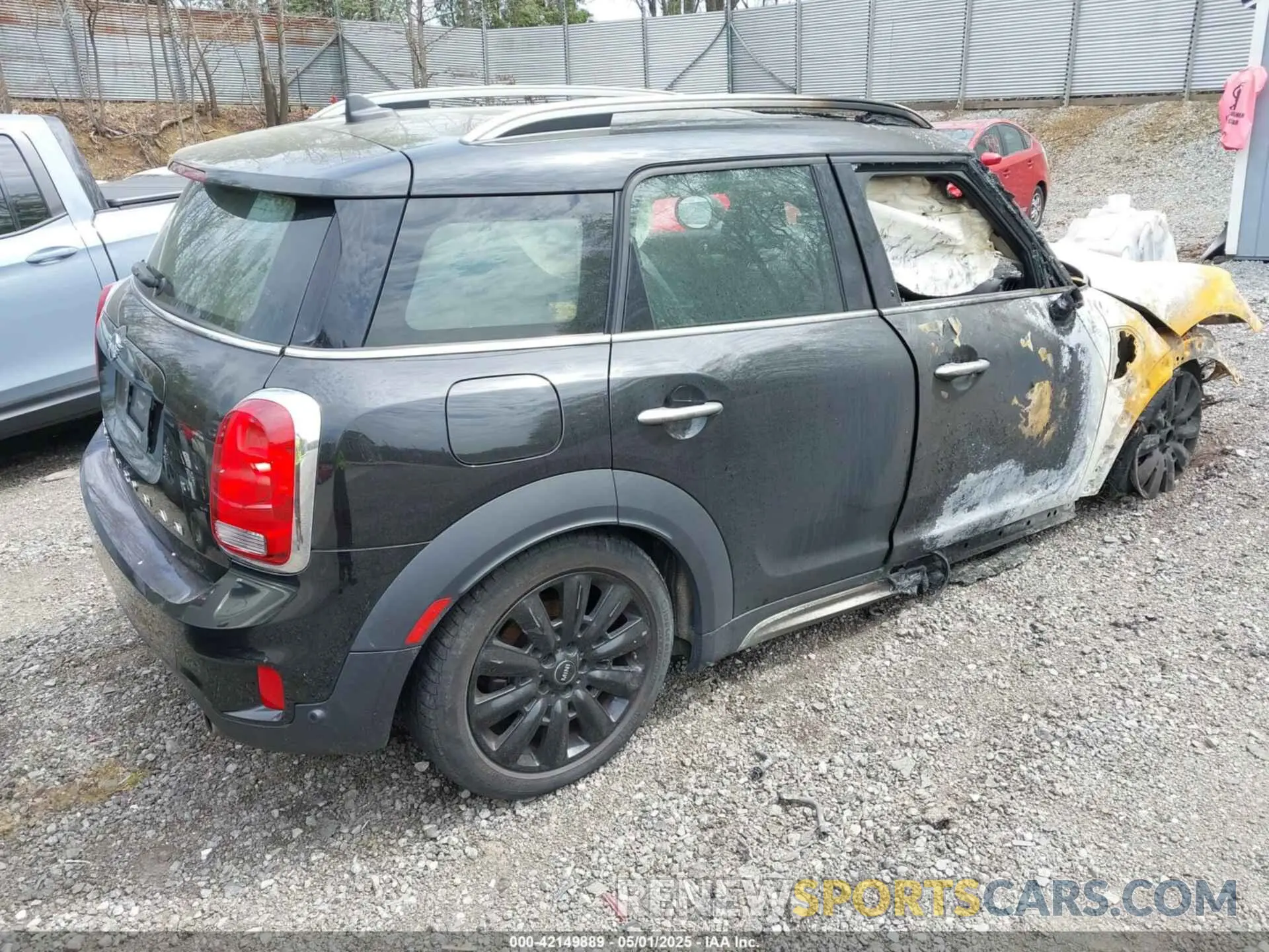 4 Photograph of a damaged car WMZYT5C59K3E64682 MINI COUNTRYMAN 2019