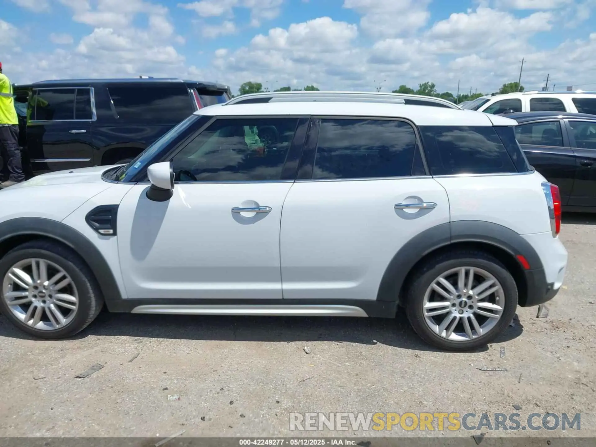14 Photograph of a damaged car WMZYW3C00L3L02096 MINI COUNTRYMAN 2020