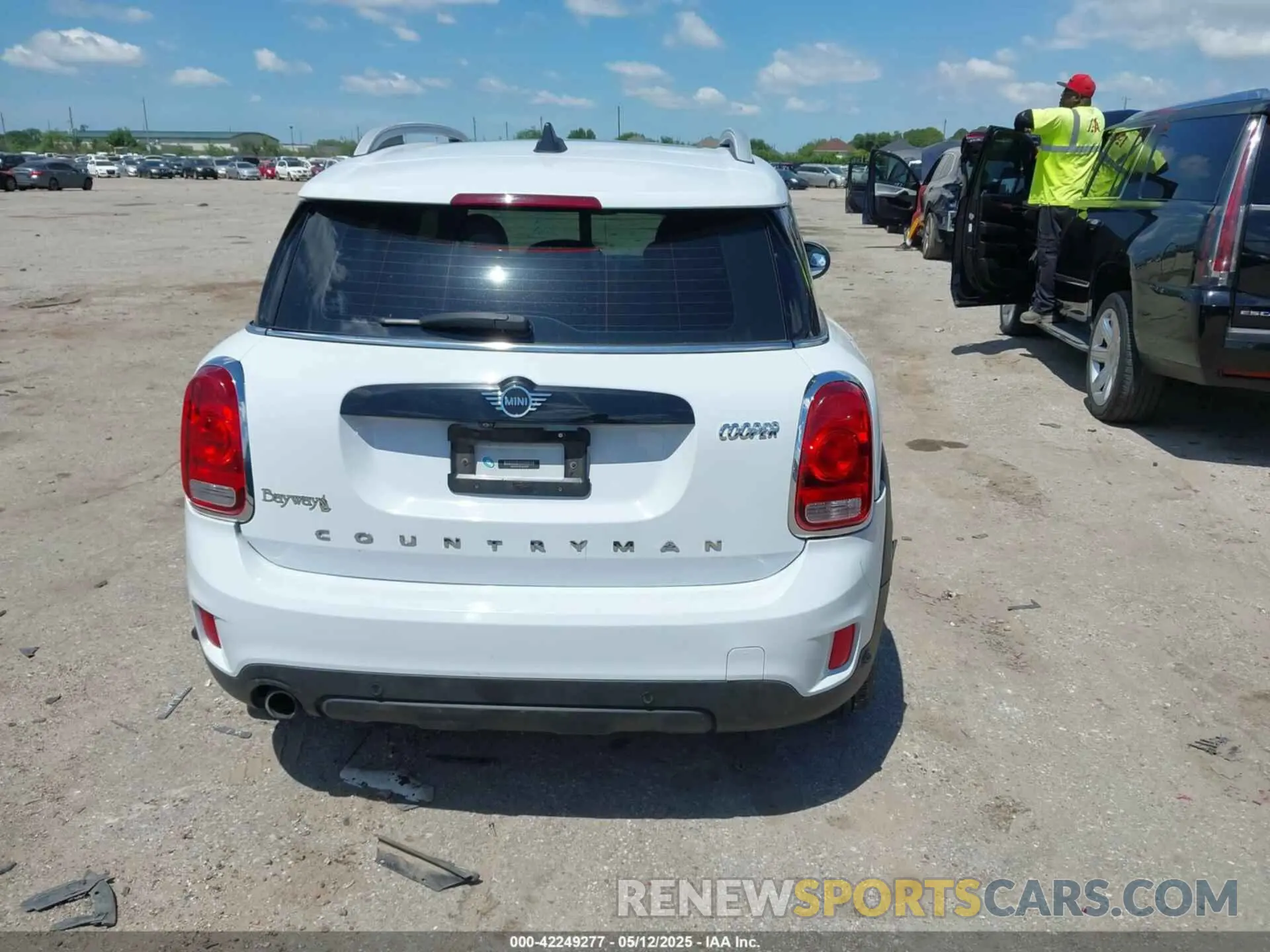 16 Photograph of a damaged car WMZYW3C00L3L02096 MINI COUNTRYMAN 2020