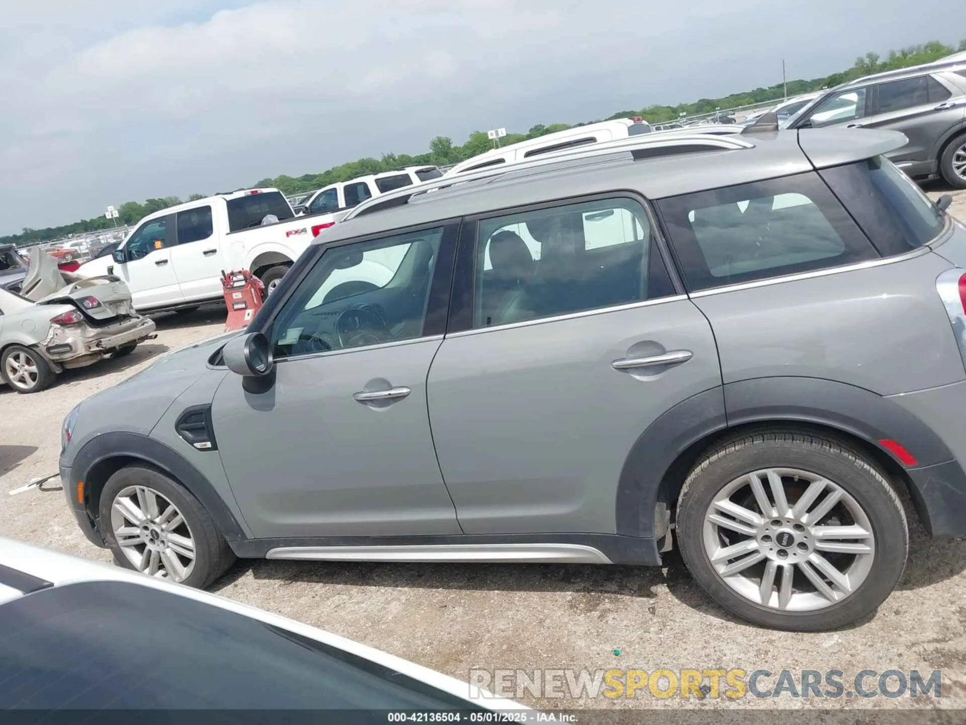 14 Photograph of a damaged car WMZYW3C06L3L02295 MINI COUNTRYMAN 2020