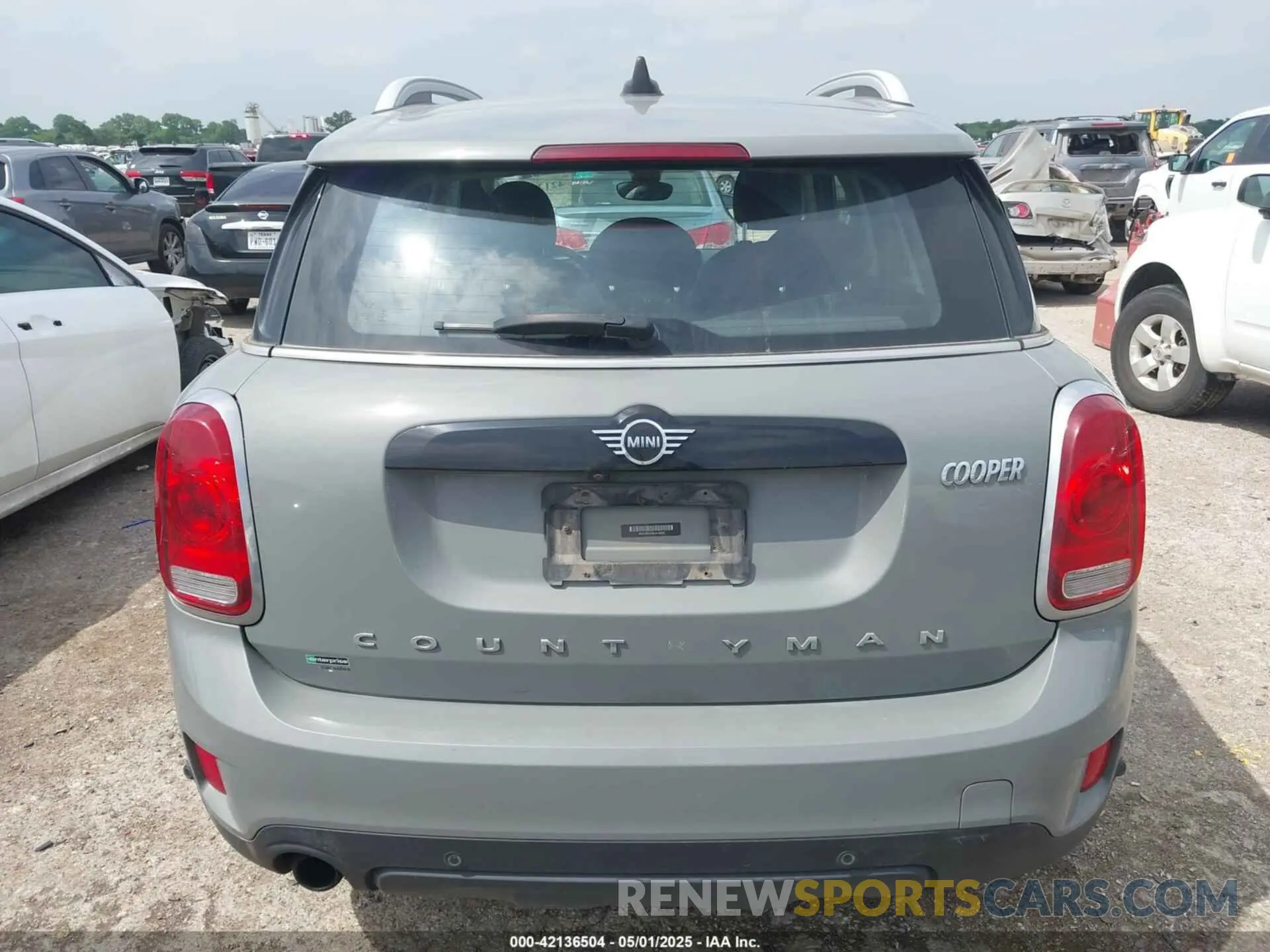 16 Photograph of a damaged car WMZYW3C06L3L02295 MINI COUNTRYMAN 2020