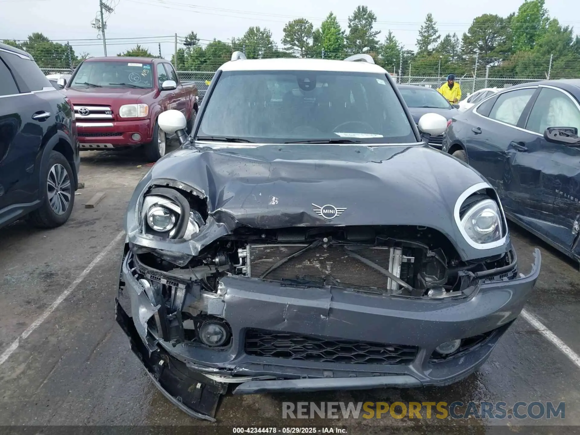 12 Photograph of a damaged car WMZYW7C0XL3L85463 MINI COUNTRYMAN 2020
