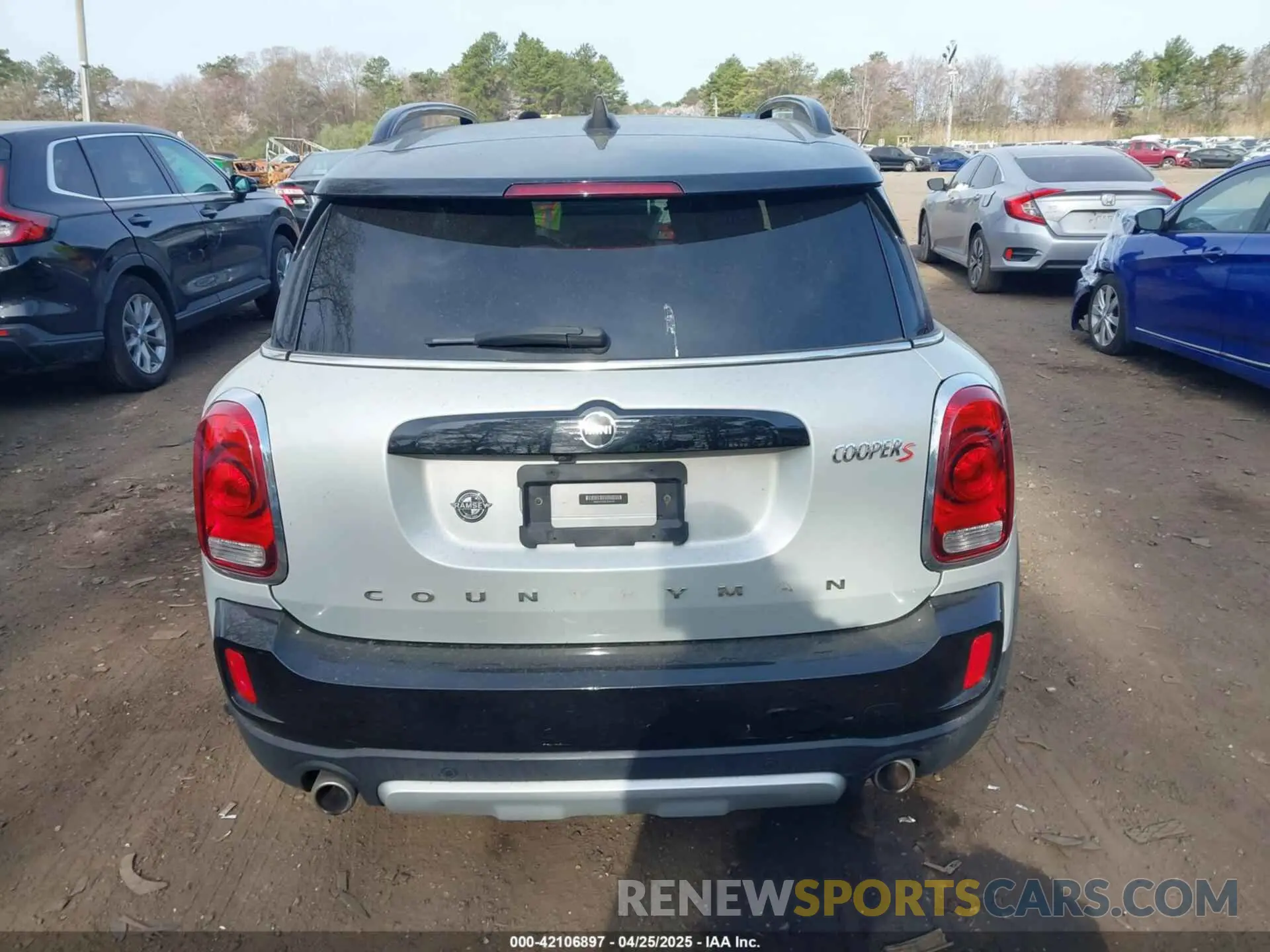 16 Photograph of a damaged car WMZYX1C00L3L55740 MINI COUNTRYMAN 2020