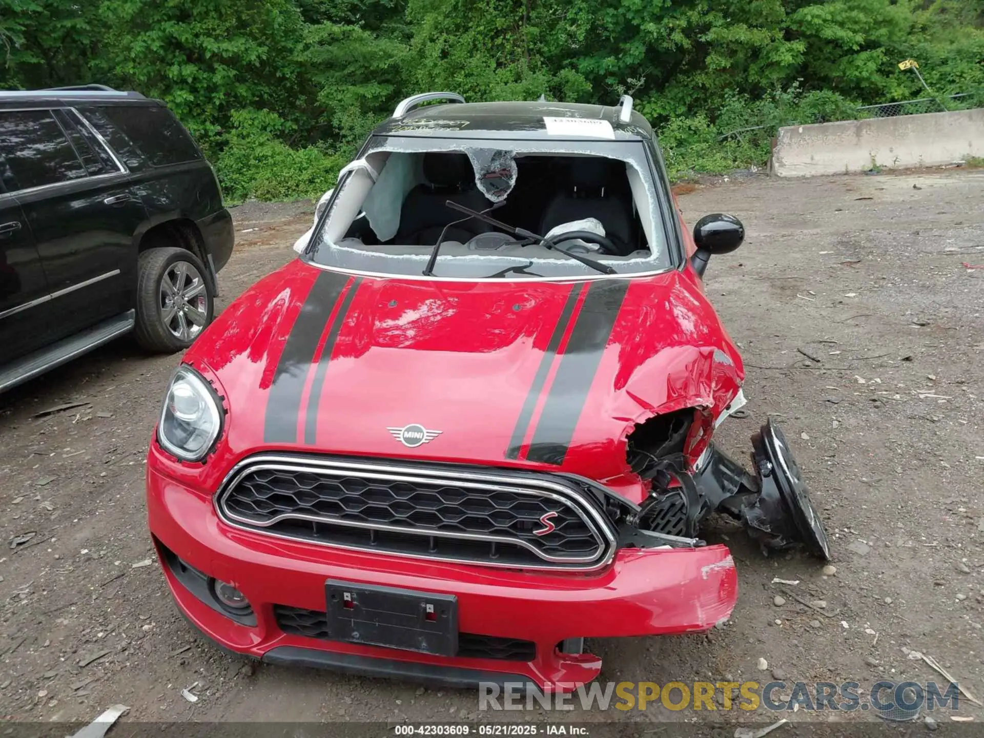 12 Photograph of a damaged car WMZYX1C09L3L58197 MINI COUNTRYMAN 2020