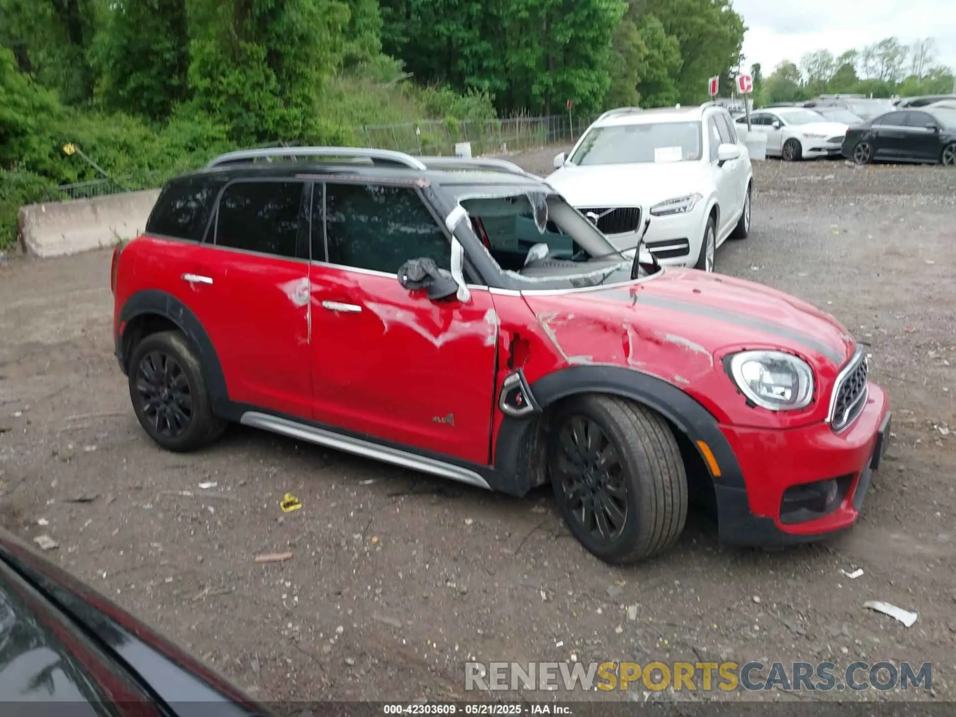 13 Photograph of a damaged car WMZYX1C09L3L58197 MINI COUNTRYMAN 2020