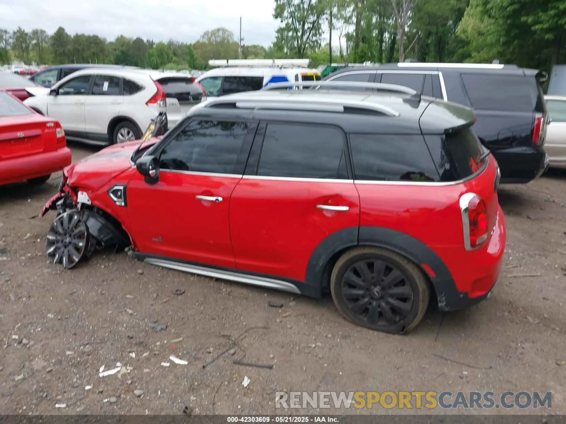 14 Photograph of a damaged car WMZYX1C09L3L58197 MINI COUNTRYMAN 2020