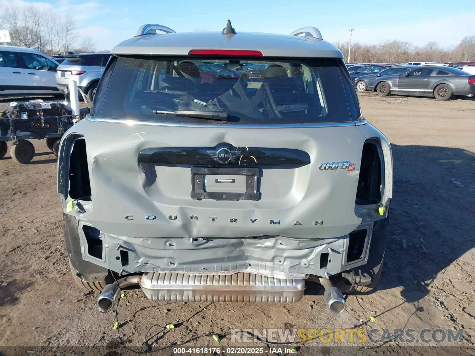 17 Photograph of a damaged car WMZ83BR00P3P57630 MINI COUNTRYMAN 2023