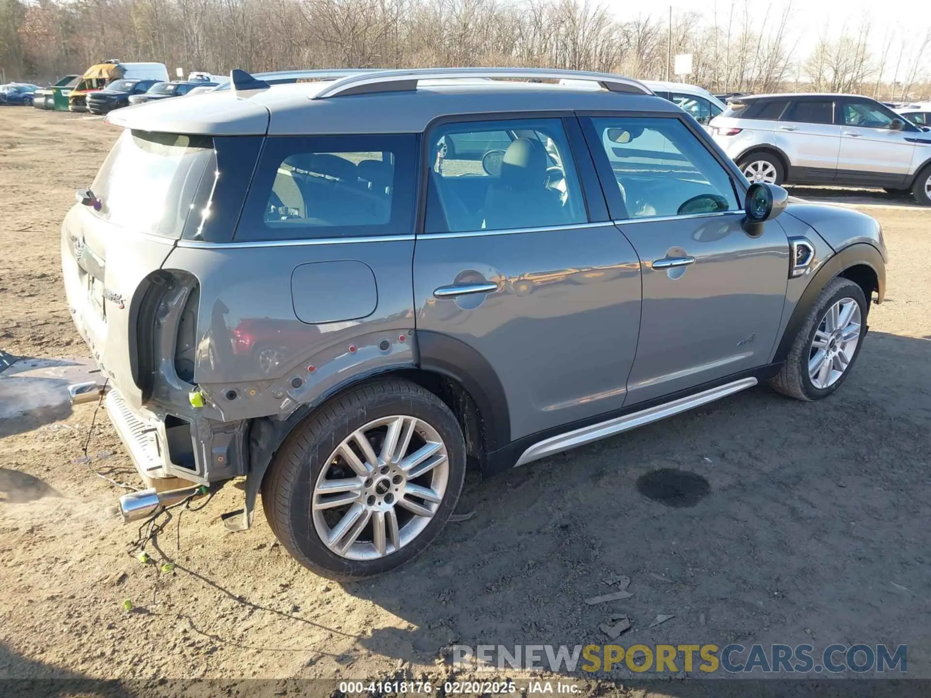 4 Photograph of a damaged car WMZ83BR00P3P57630 MINI COUNTRYMAN 2023