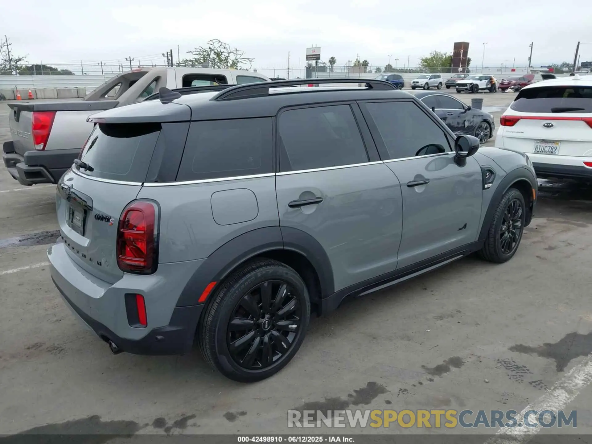 4 Photograph of a damaged car WMZ83BR07P3P70021 MINI COUNTRYMAN 2023