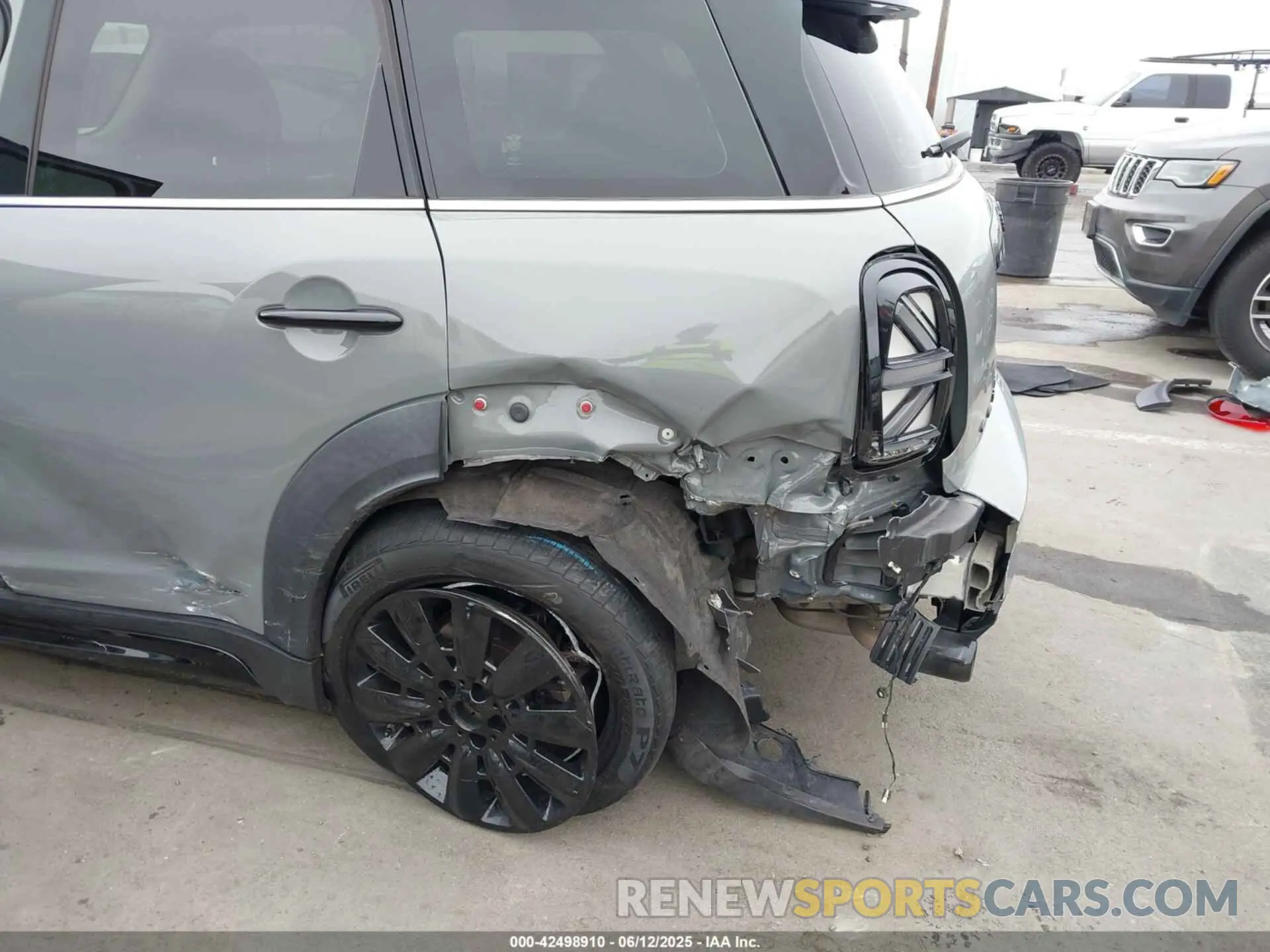 6 Photograph of a damaged car WMZ83BR07P3P70021 MINI COUNTRYMAN 2023