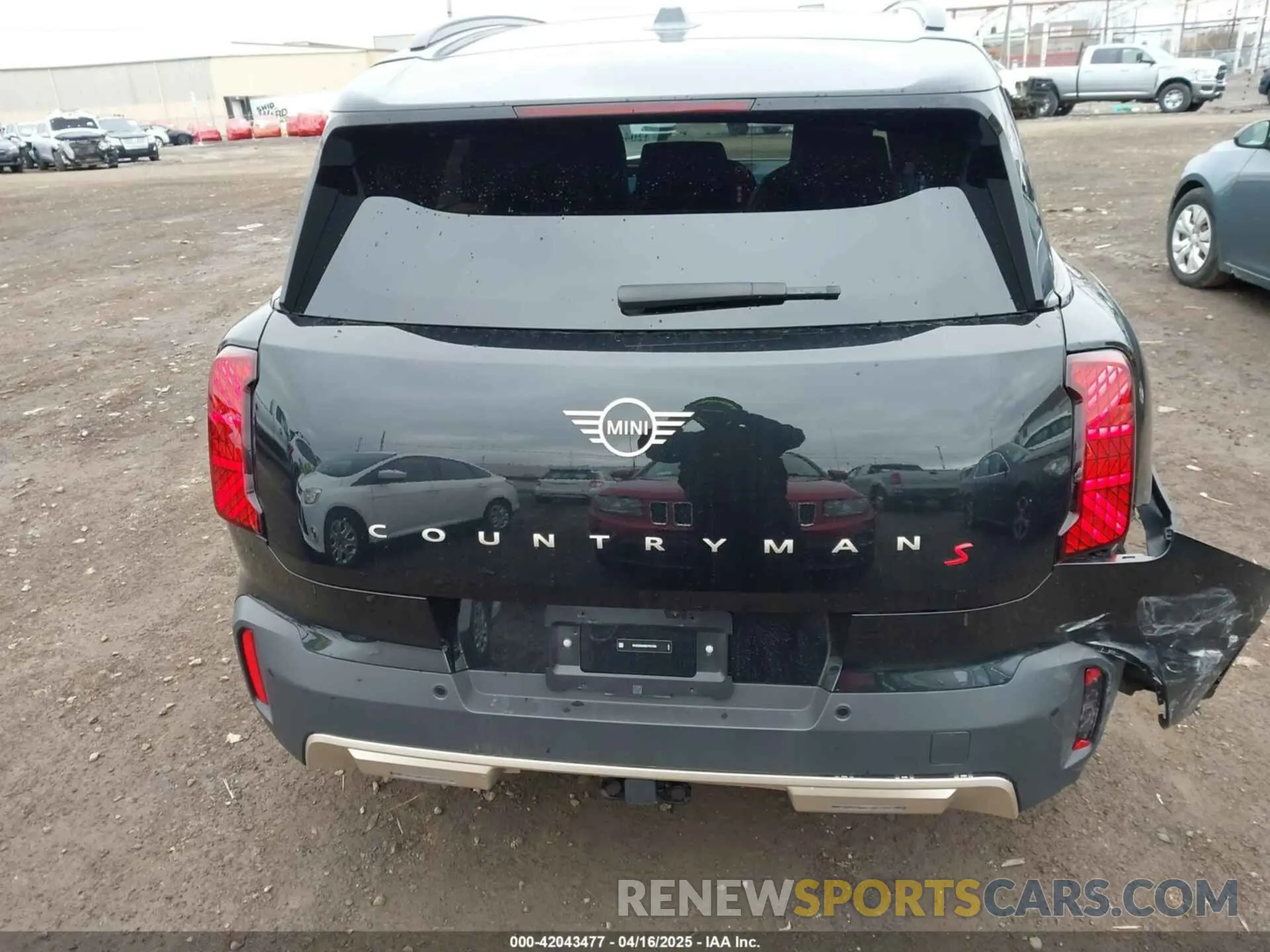 16 Photograph of a damaged car WMZ23GA06S7P27483 MINI COUNTRYMAN 2025