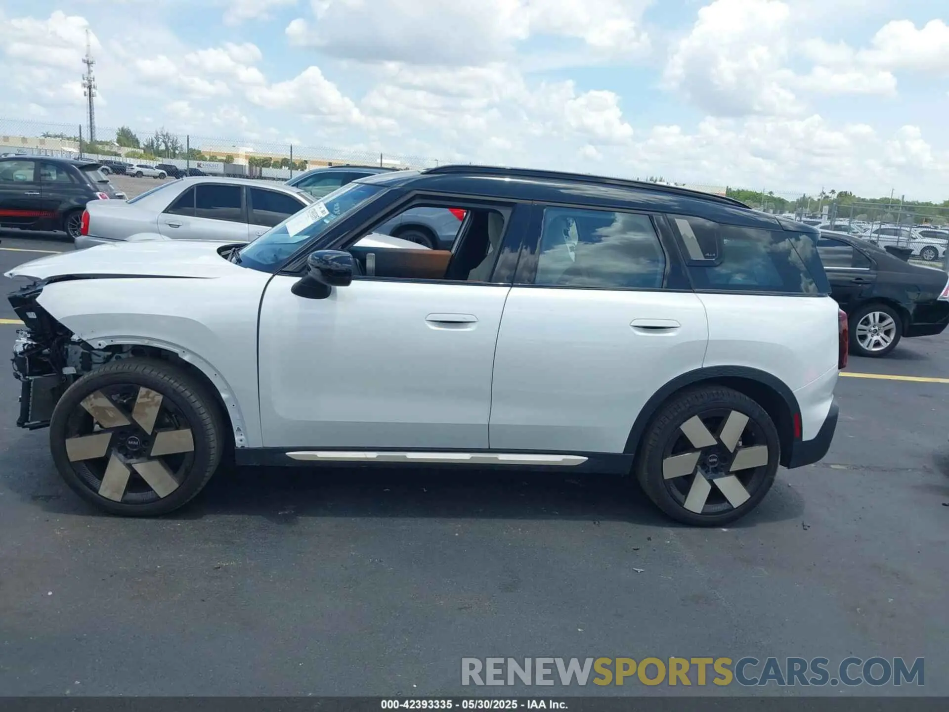 15 Photograph of a damaged car WMZ23GA06S7R31166 MINI COUNTRYMAN 2025