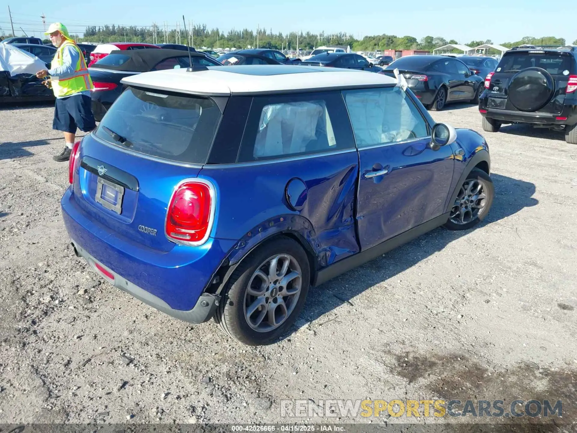 4 Photograph of a damaged car WMWXP5C52K2H97728 MINI HARDTOP 2019