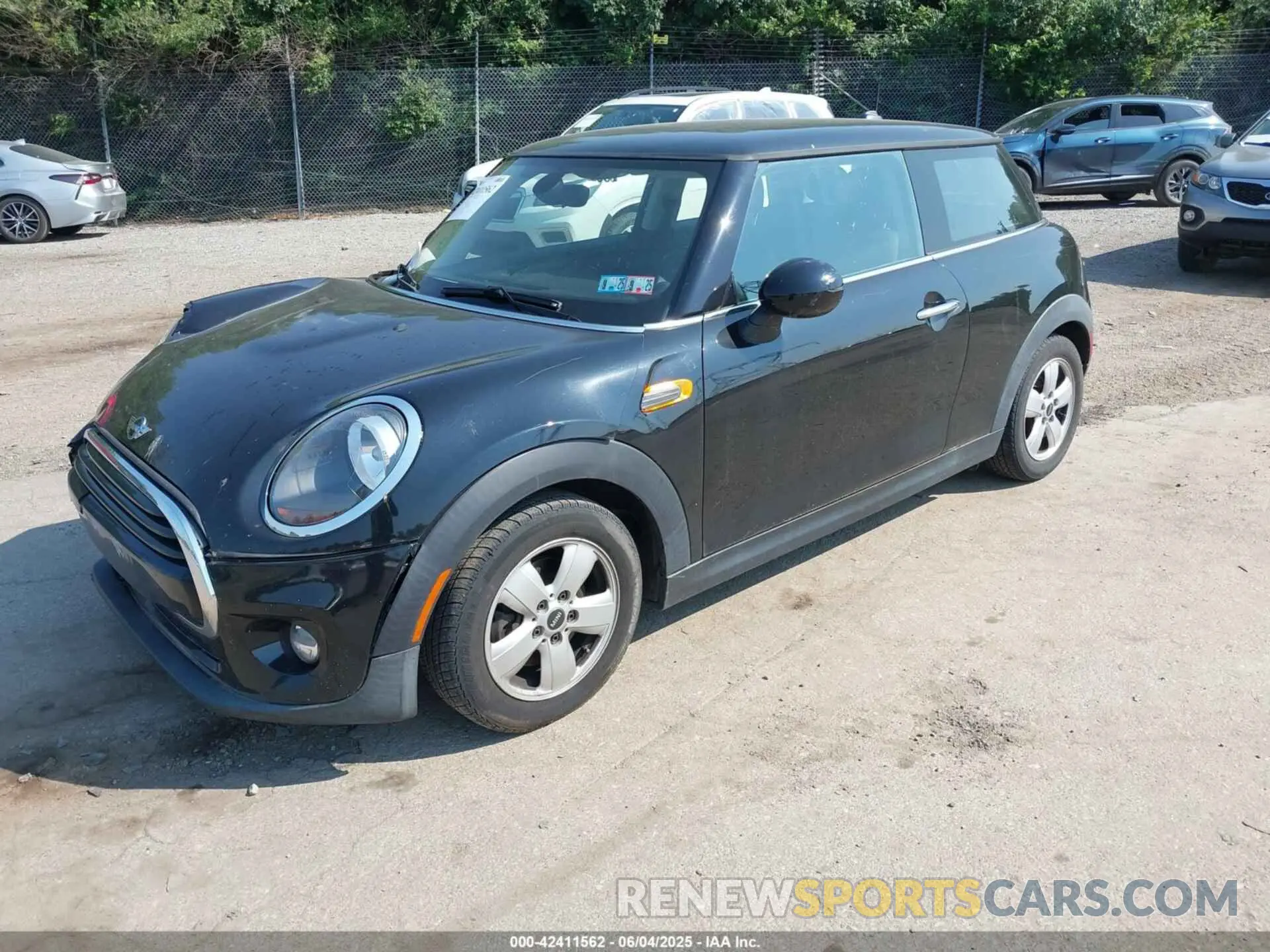 2 Photograph of a damaged car WMWXP5C55K2H29892 MINI HARDTOP 2019