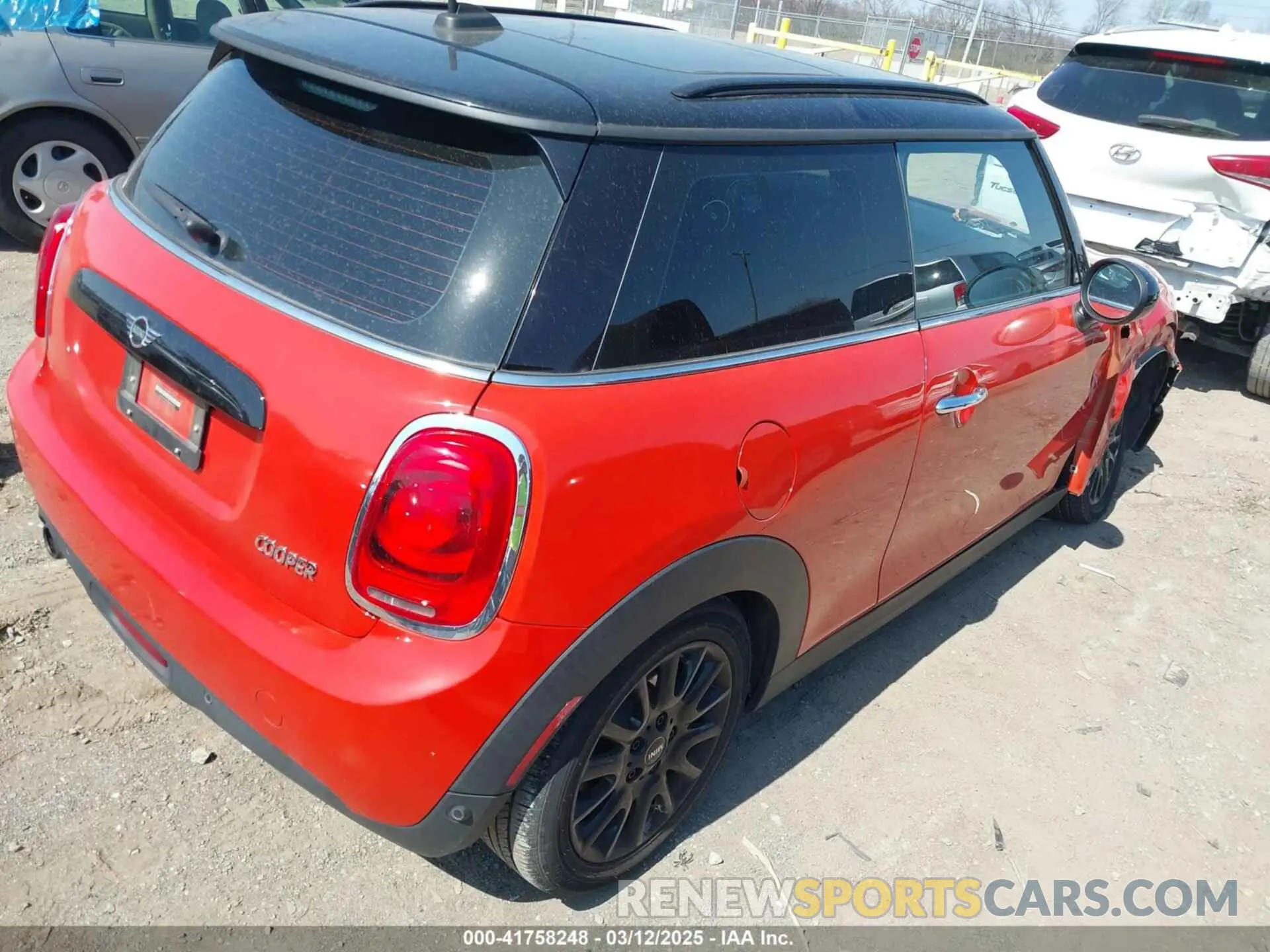 4 Photograph of a damaged car WMWXP5C5XK2H32139 MINI HARDTOP 2019