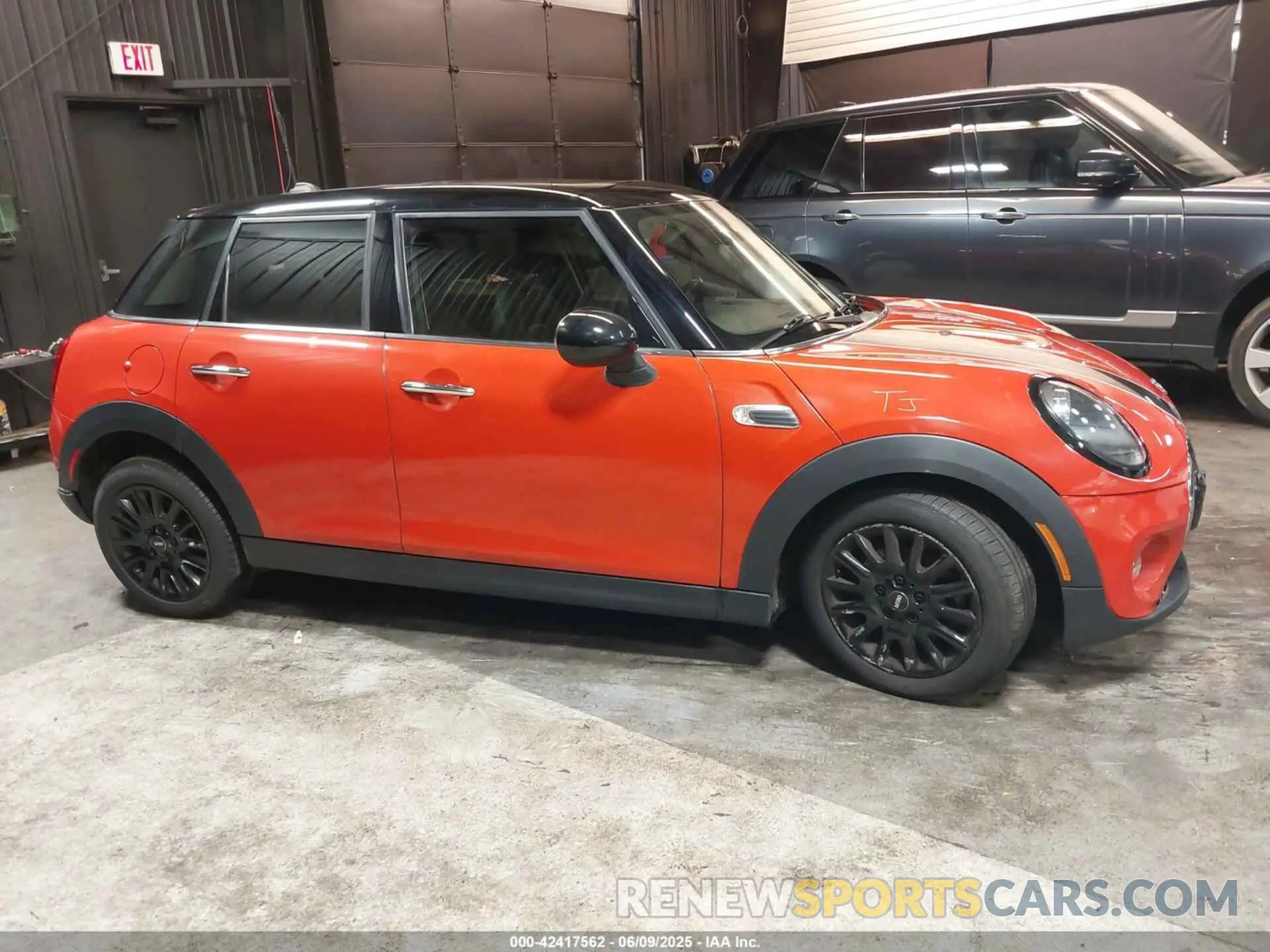 13 Photograph of a damaged car WMWXU1C58K2F82579 MINI HARDTOP 2019