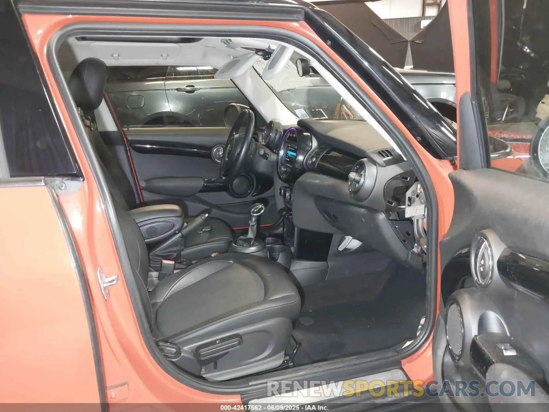 5 Photograph of a damaged car WMWXU1C58K2F82579 MINI HARDTOP 2019