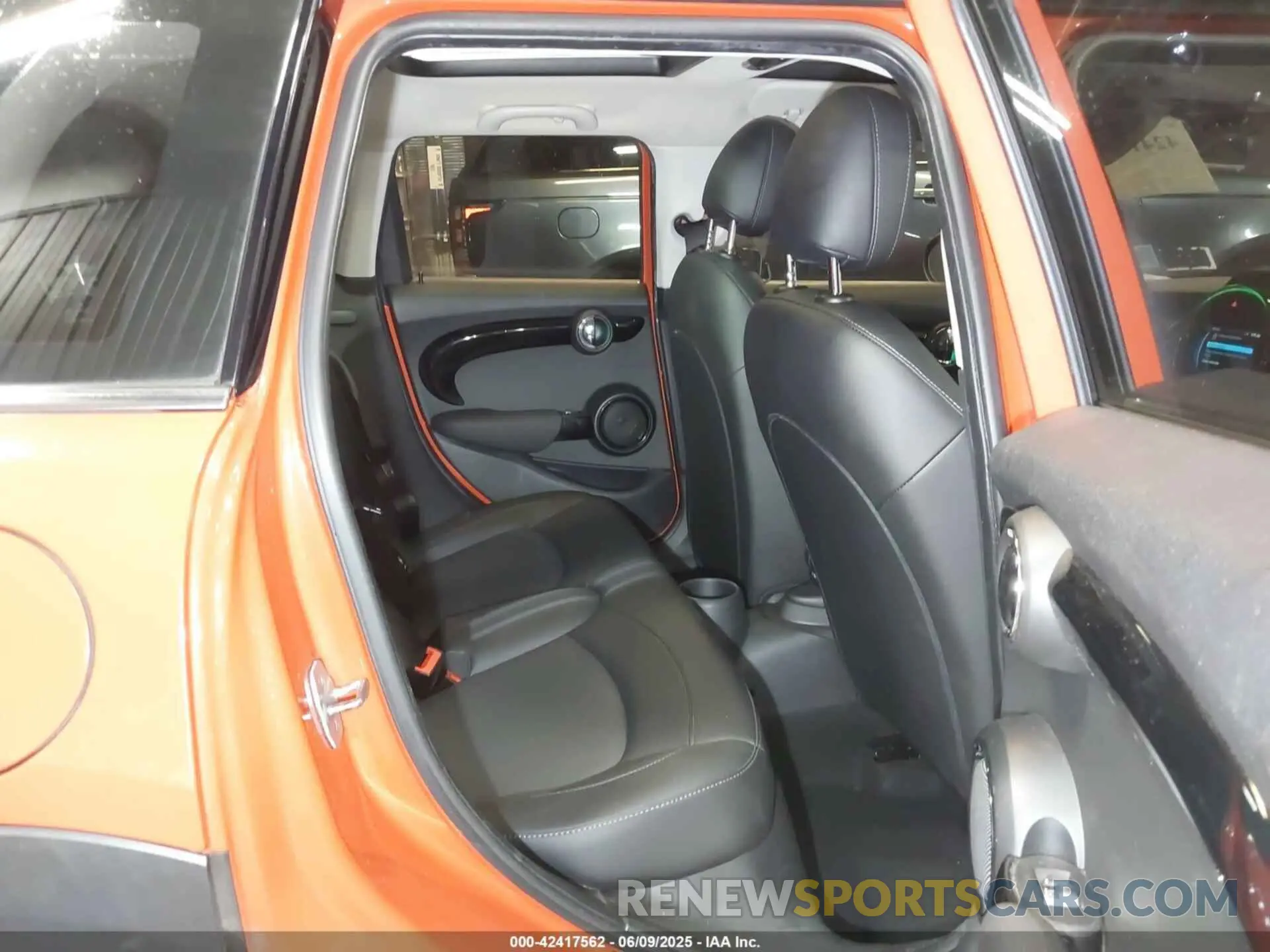 8 Photograph of a damaged car WMWXU1C58K2F82579 MINI HARDTOP 2019