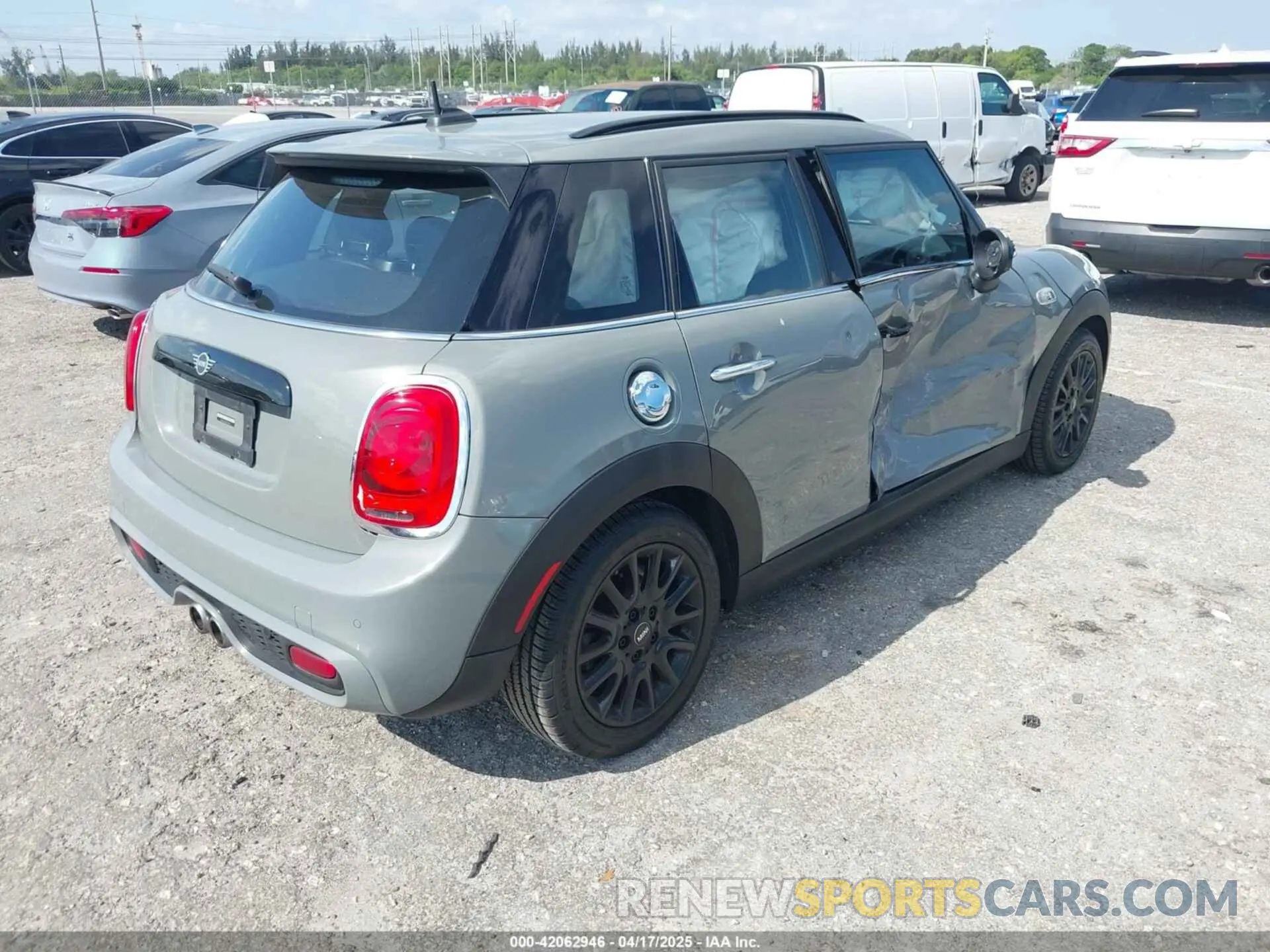 4 Photograph of a damaged car WMWXU3C53K2H88615 MINI HARDTOP 2019