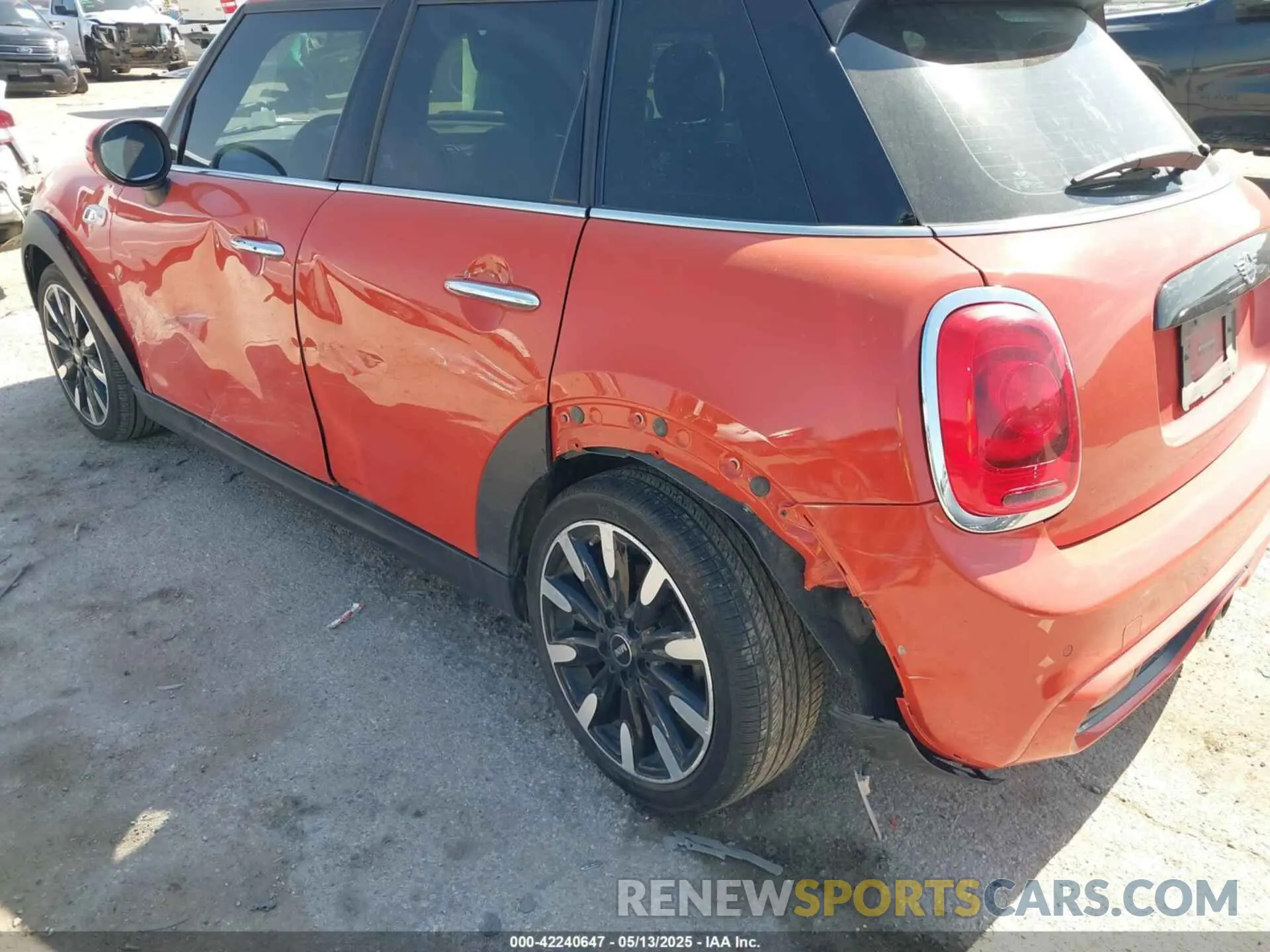 17 Photograph of a damaged car WMWXU3C57K2B64946 MINI HARDTOP 2019