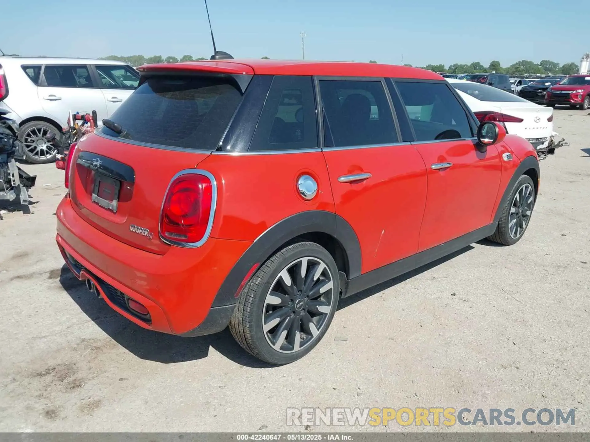 4 Photograph of a damaged car WMWXU3C57K2B64946 MINI HARDTOP 2019