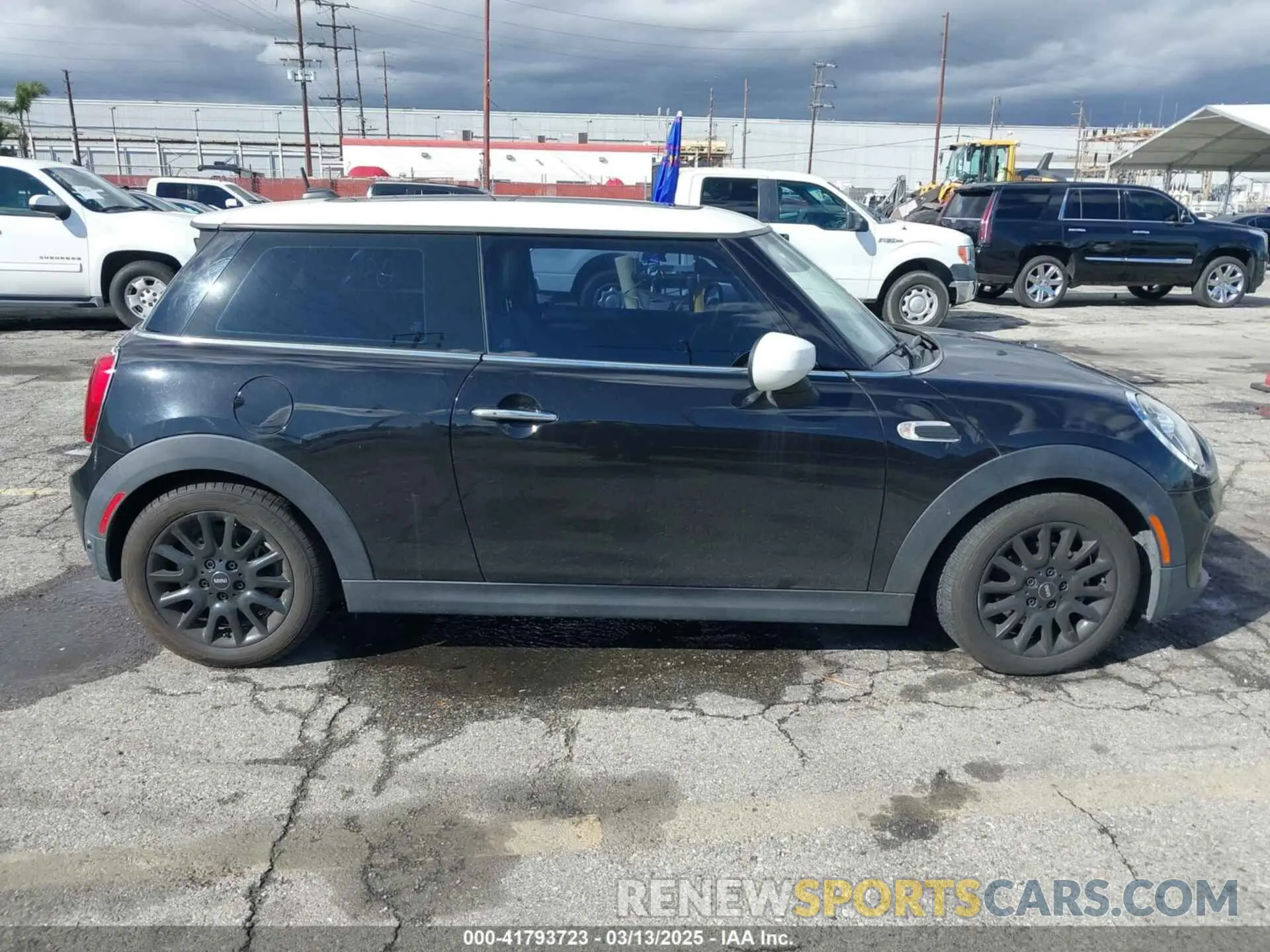13 Photograph of a damaged car WMWXR3C02L2M01430 MINI HARDTOP 2020