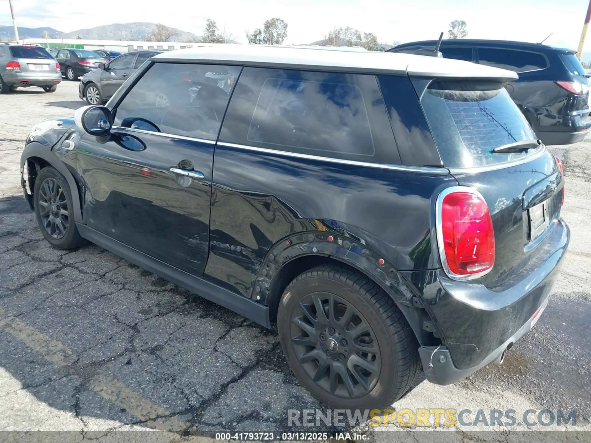 3 Photograph of a damaged car WMWXR3C02L2M01430 MINI HARDTOP 2020
