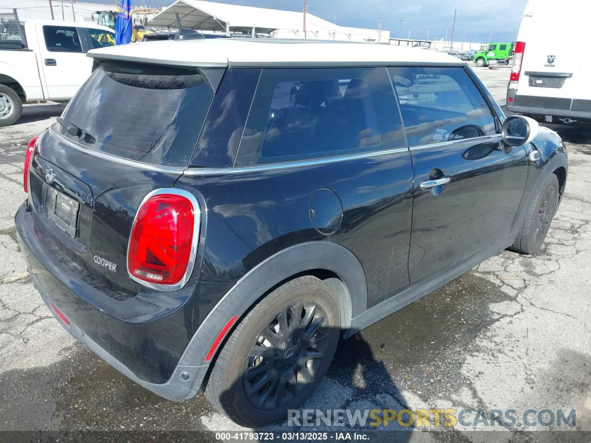 4 Photograph of a damaged car WMWXR3C02L2M01430 MINI HARDTOP 2020