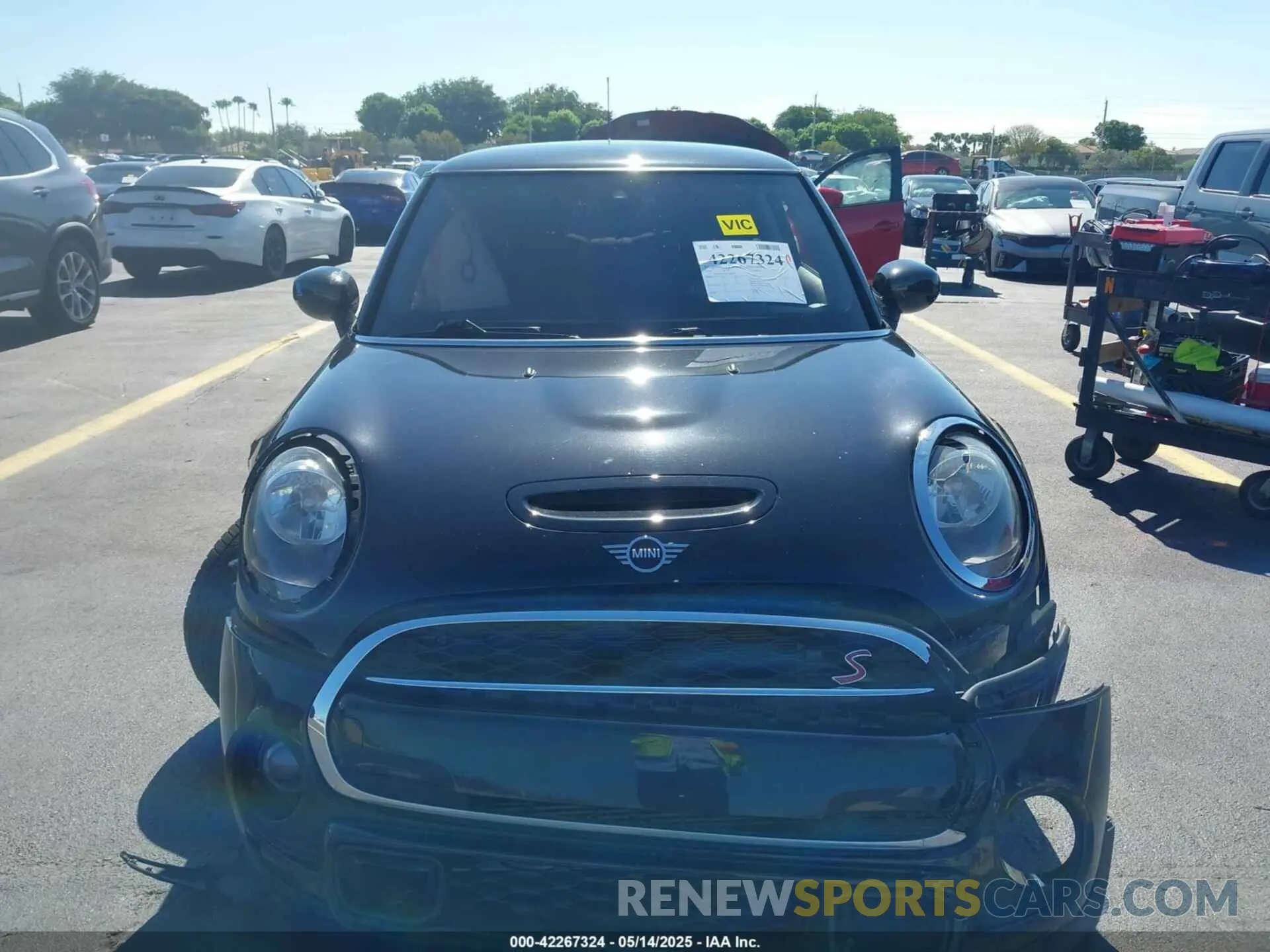 11 Photograph of a damaged car WMWXR5C04L2M82197 MINI HARDTOP 2020