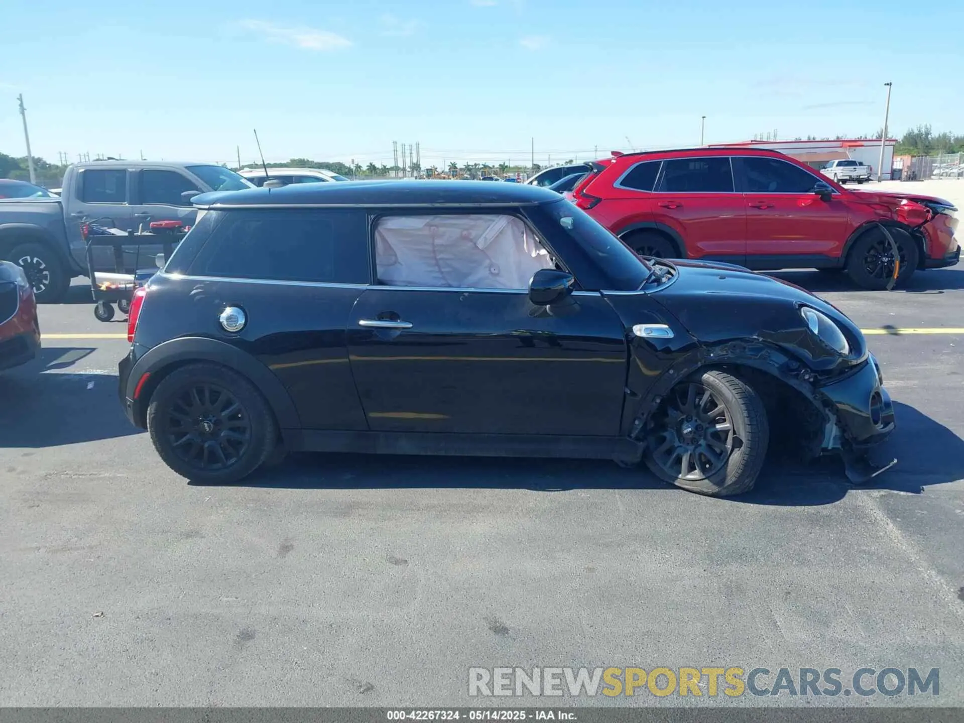 12 Photograph of a damaged car WMWXR5C04L2M82197 MINI HARDTOP 2020