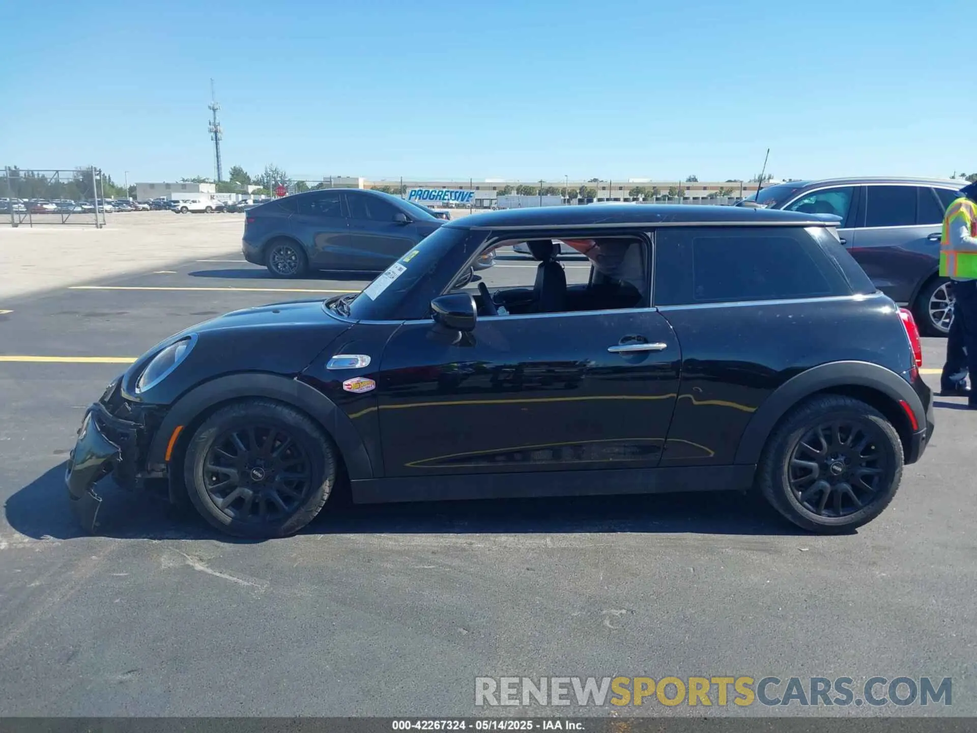 13 Photograph of a damaged car WMWXR5C04L2M82197 MINI HARDTOP 2020