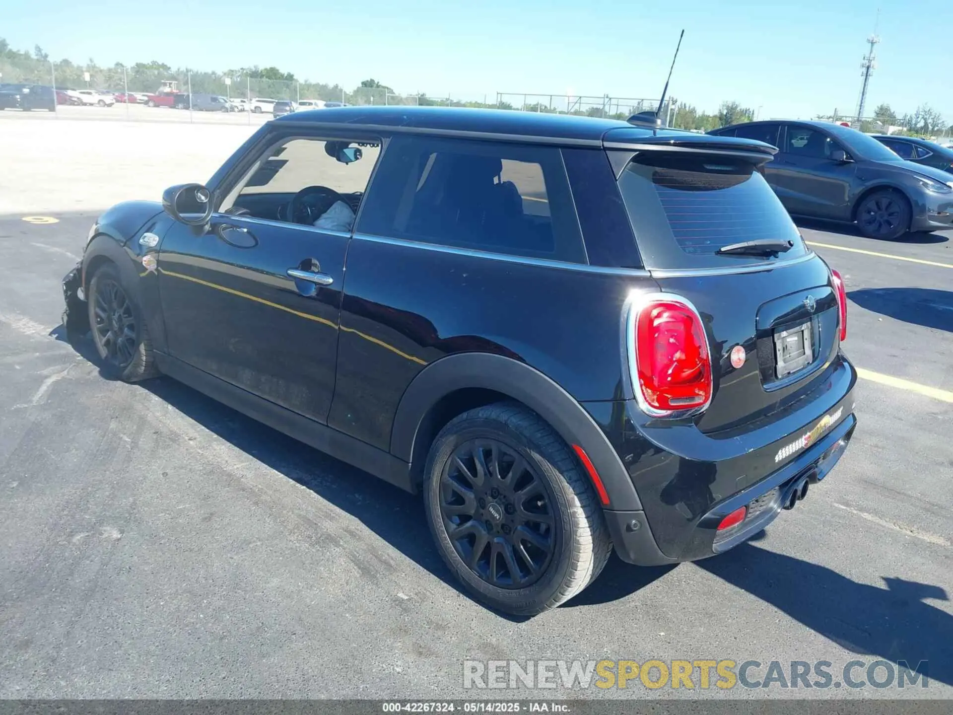 3 Photograph of a damaged car WMWXR5C04L2M82197 MINI HARDTOP 2020