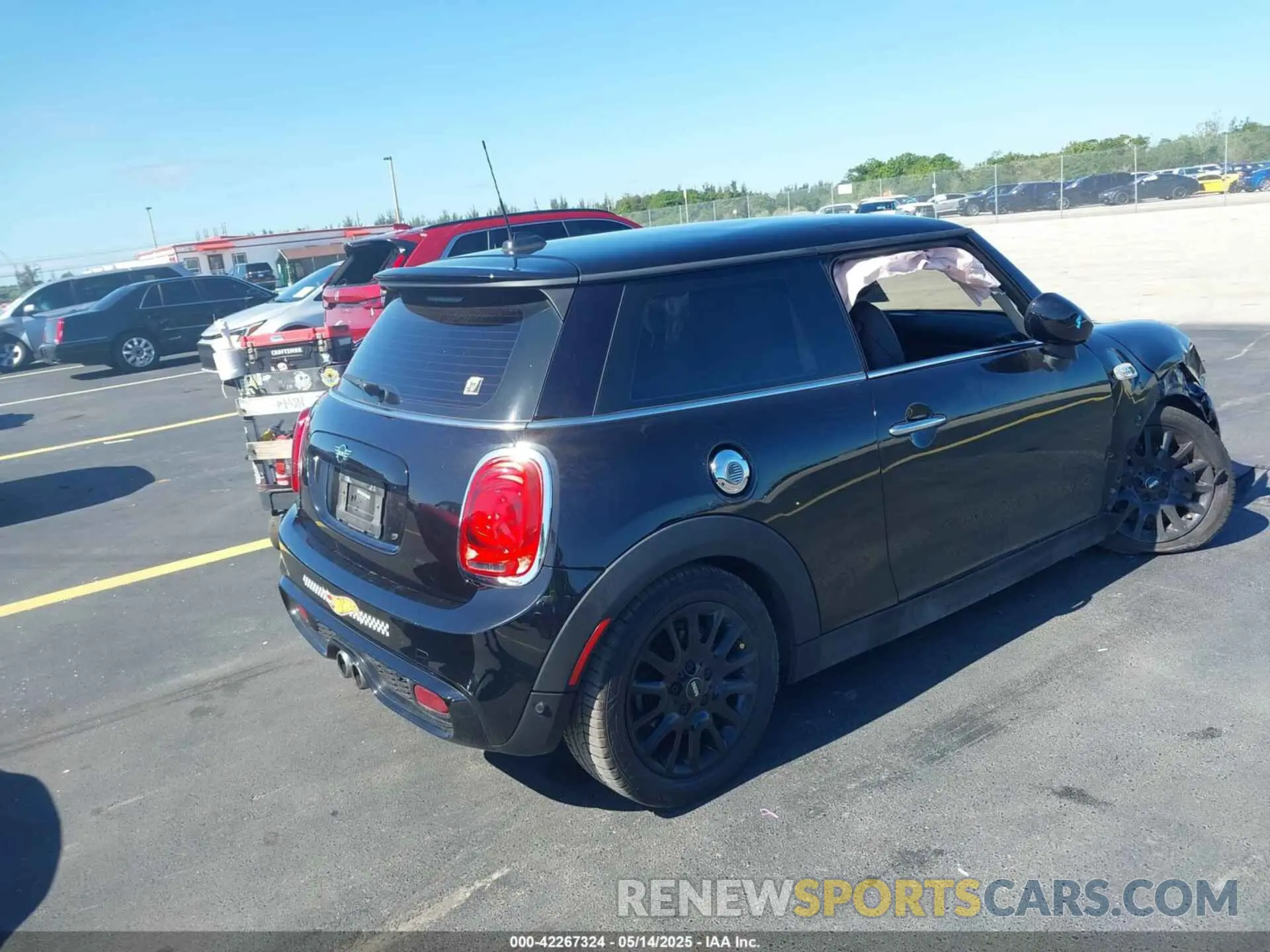 4 Photograph of a damaged car WMWXR5C04L2M82197 MINI HARDTOP 2020