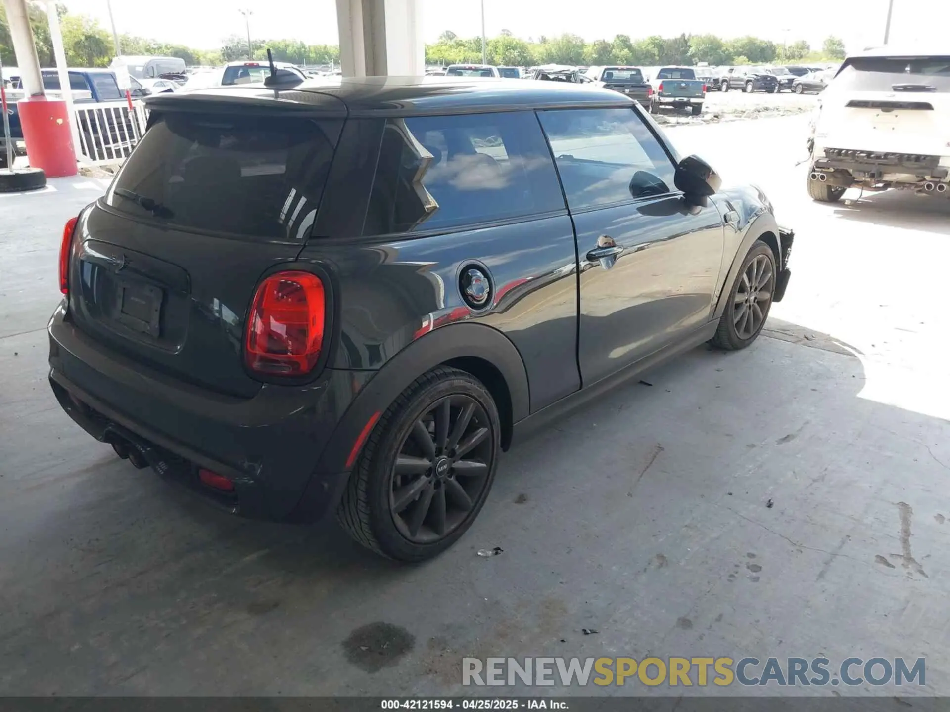 4 Photograph of a damaged car WMWXR5C07L2M59867 MINI HARDTOP 2020