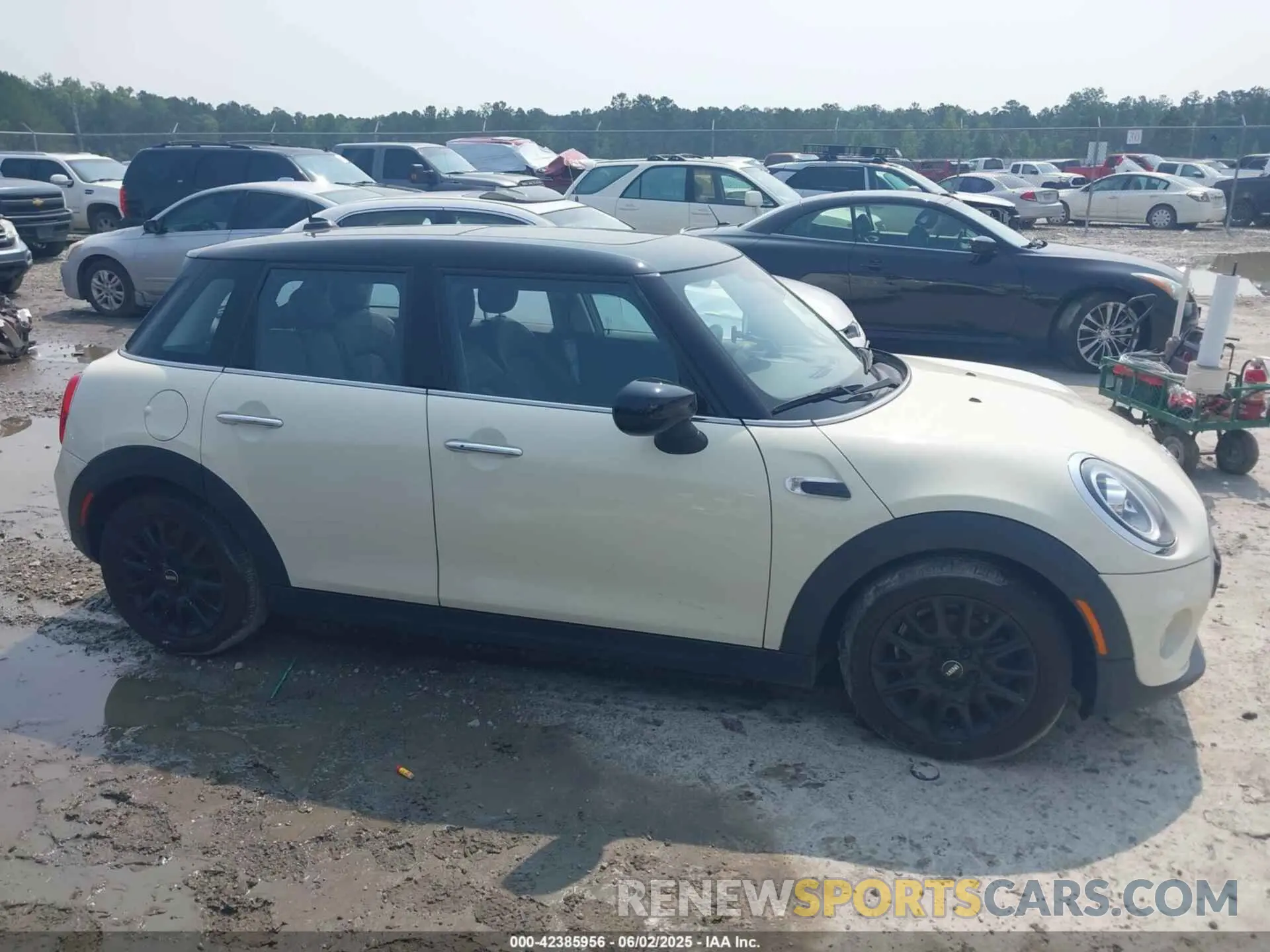 13 Photograph of a damaged car WMWXU7C01L2M54710 MINI HARDTOP 2020