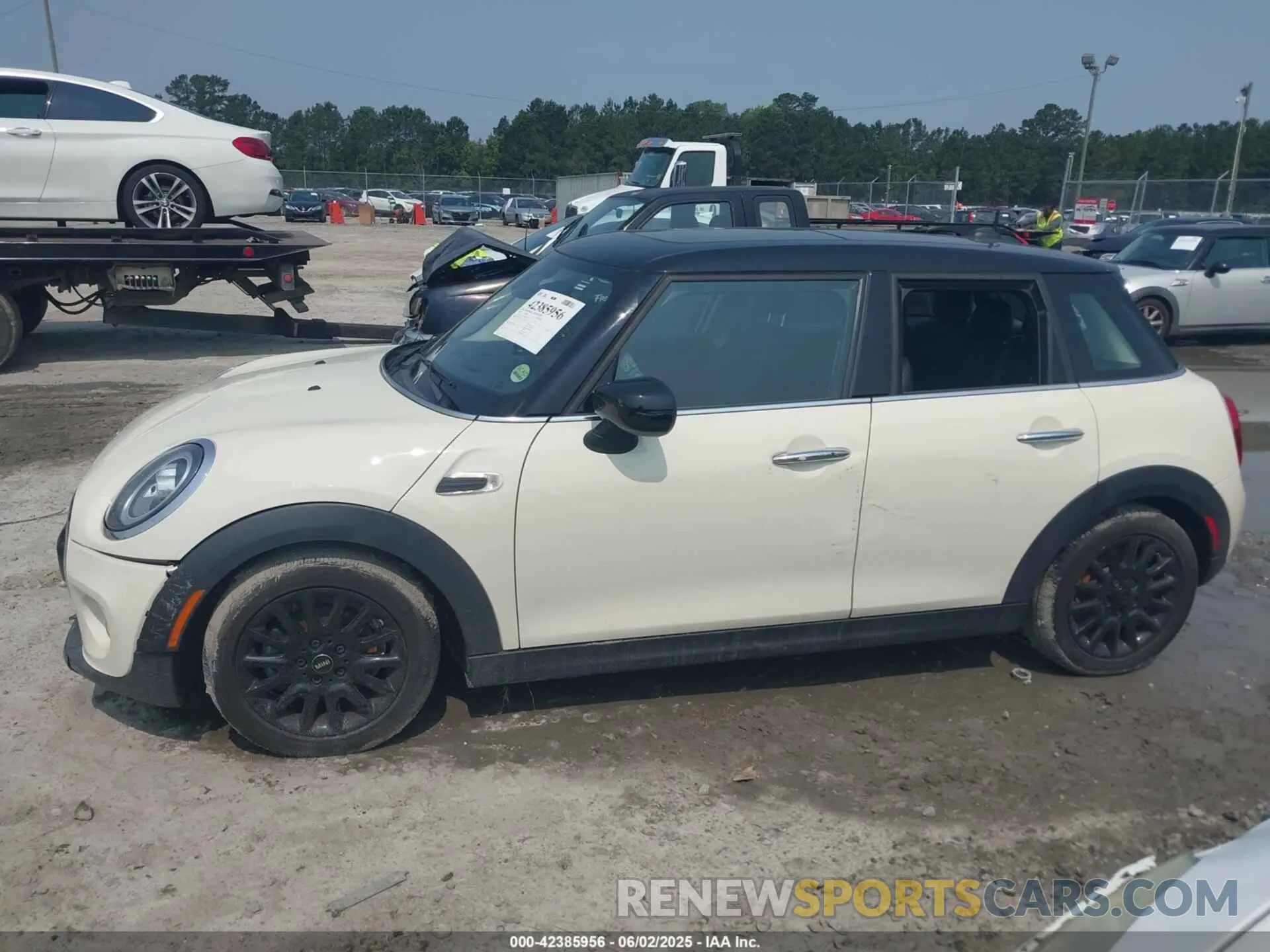 14 Photograph of a damaged car WMWXU7C01L2M54710 MINI HARDTOP 2020