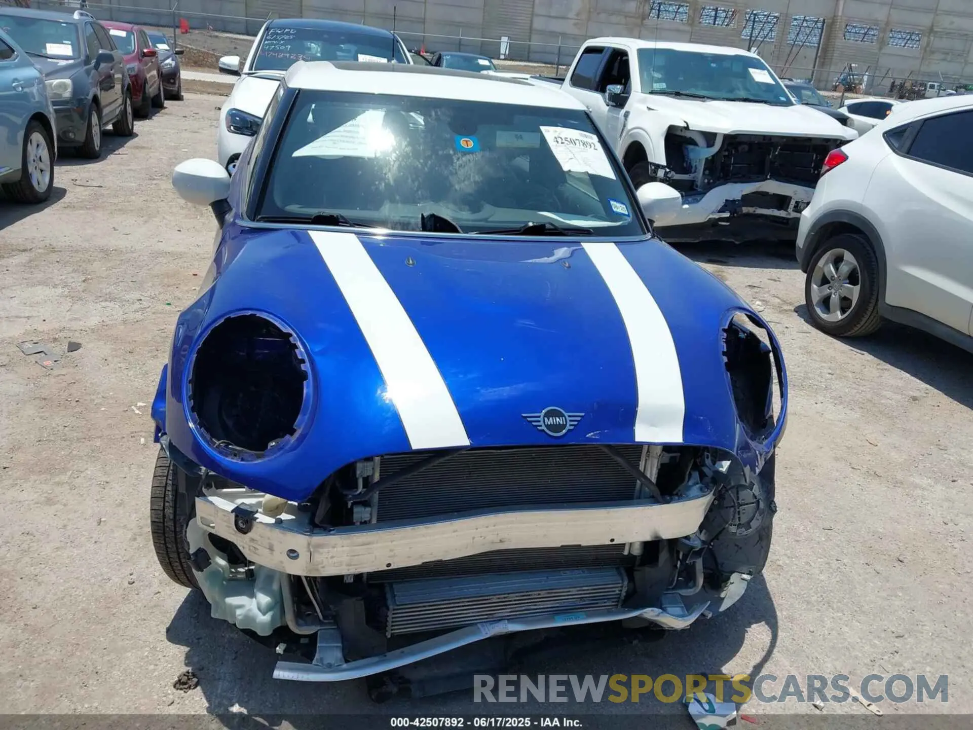 12 Photograph of a damaged car WMWXU7C06L2M87234 MINI HARDTOP 2020